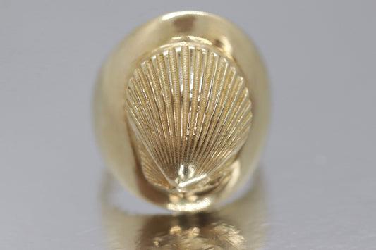 14k Heavy SHELL Embossed ring. 14k Yellow Gold Bulky SEASHELL Clam Signet ring 12Grams sz7.5