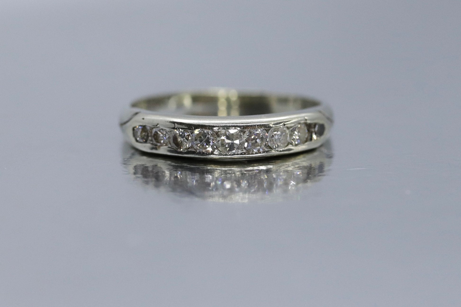 18k Antique Diamond channel band. Art Deco 1920s diamond band. st(132/25)