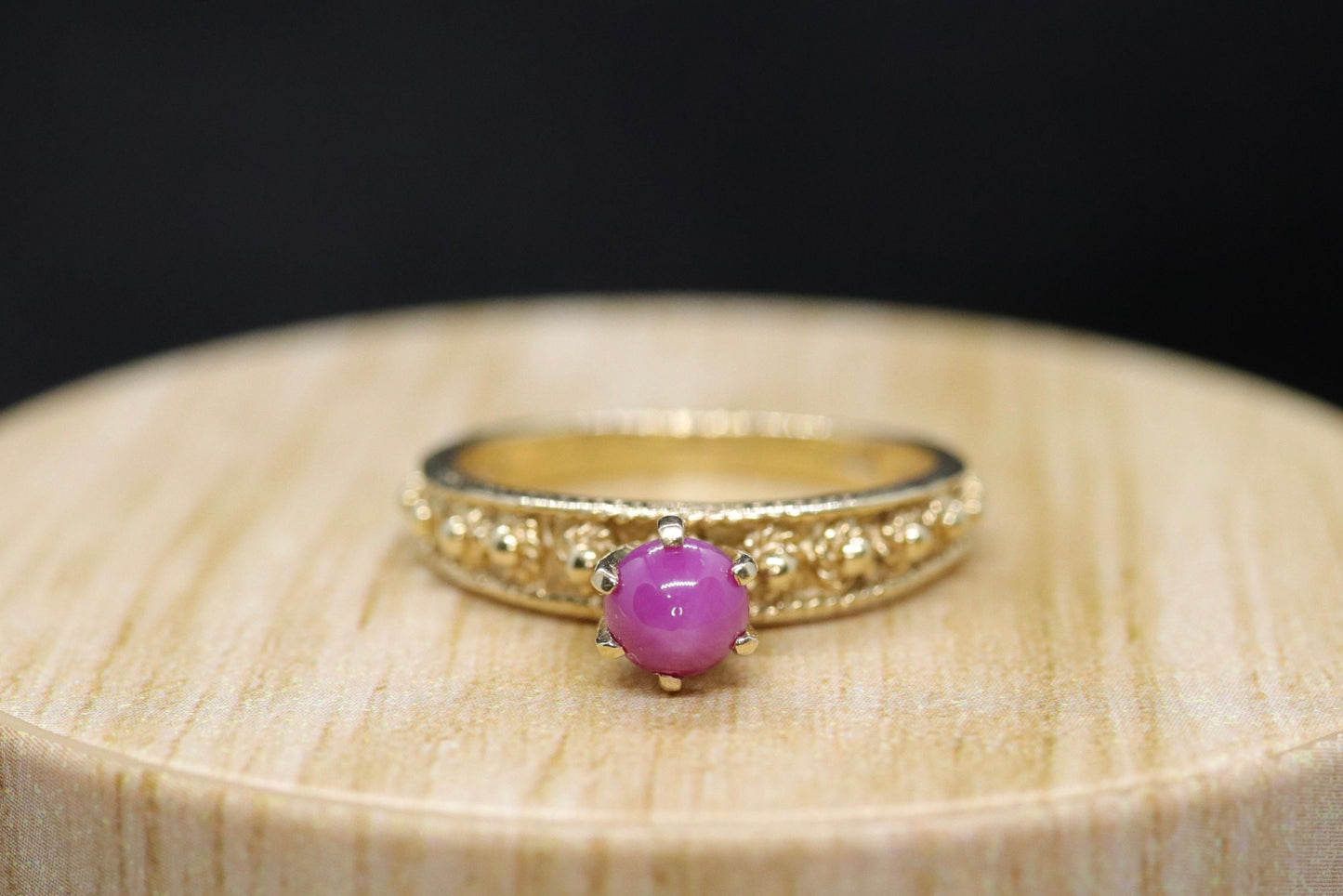 Linde RED PINK STAR Ruby Solitaire ring. 10k Yellow gold.