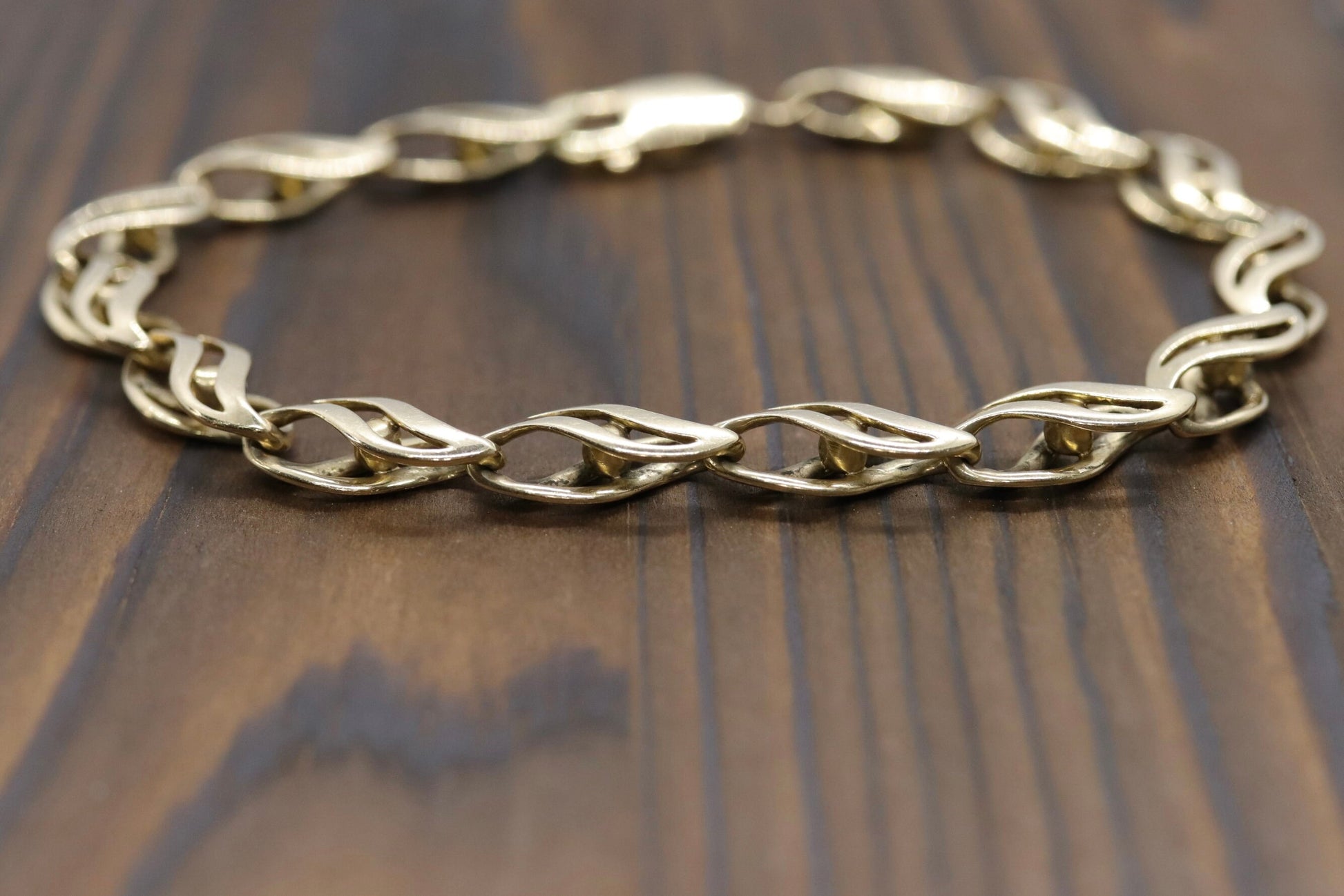 14k Heavy Specialty Link Bracelet. 14k Yellow Gold Bracelet. 16g with 8in length