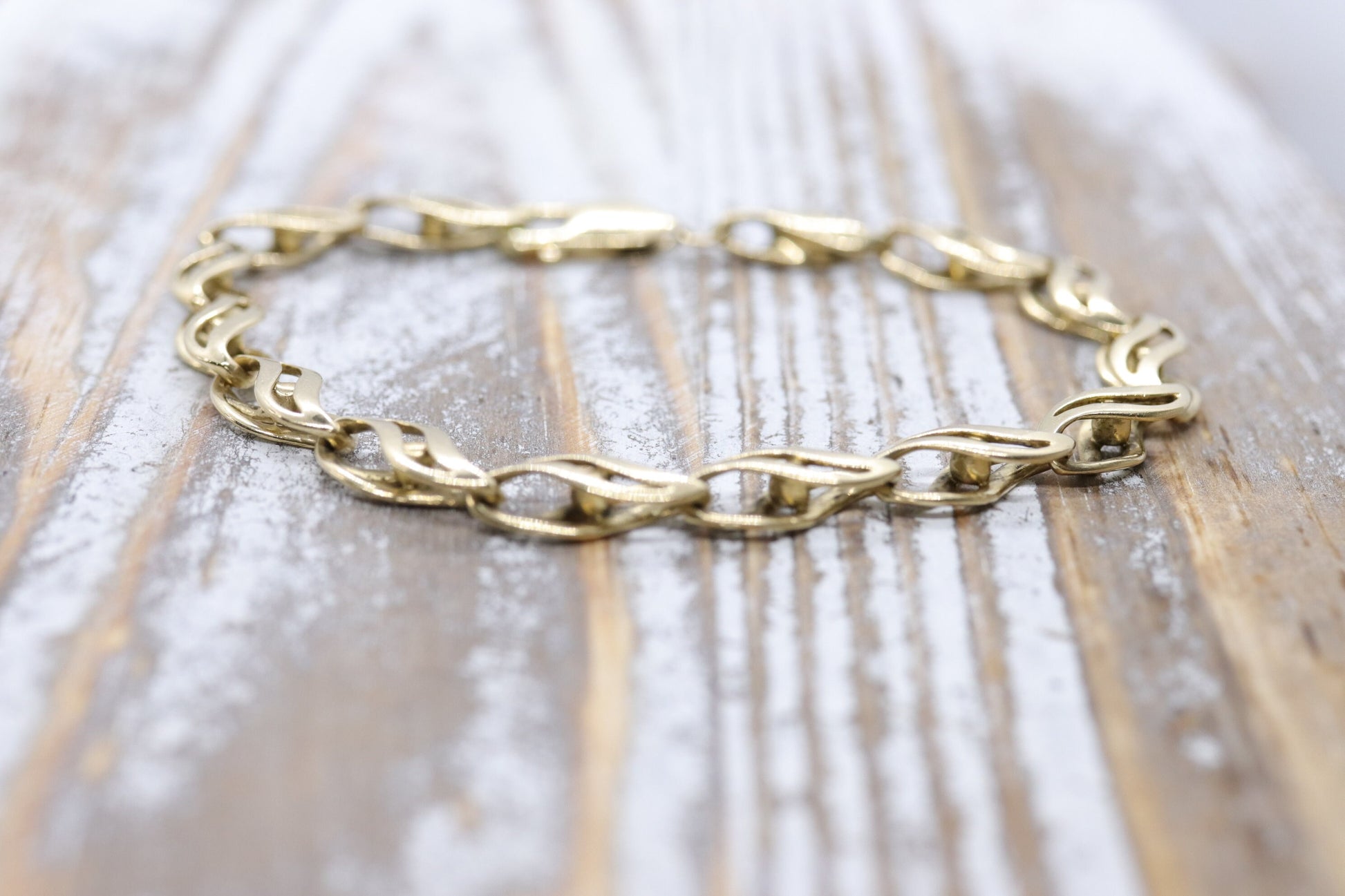 14k Heavy Specialty Link Bracelet. 14k Yellow Gold Bracelet. 16g with 8in length