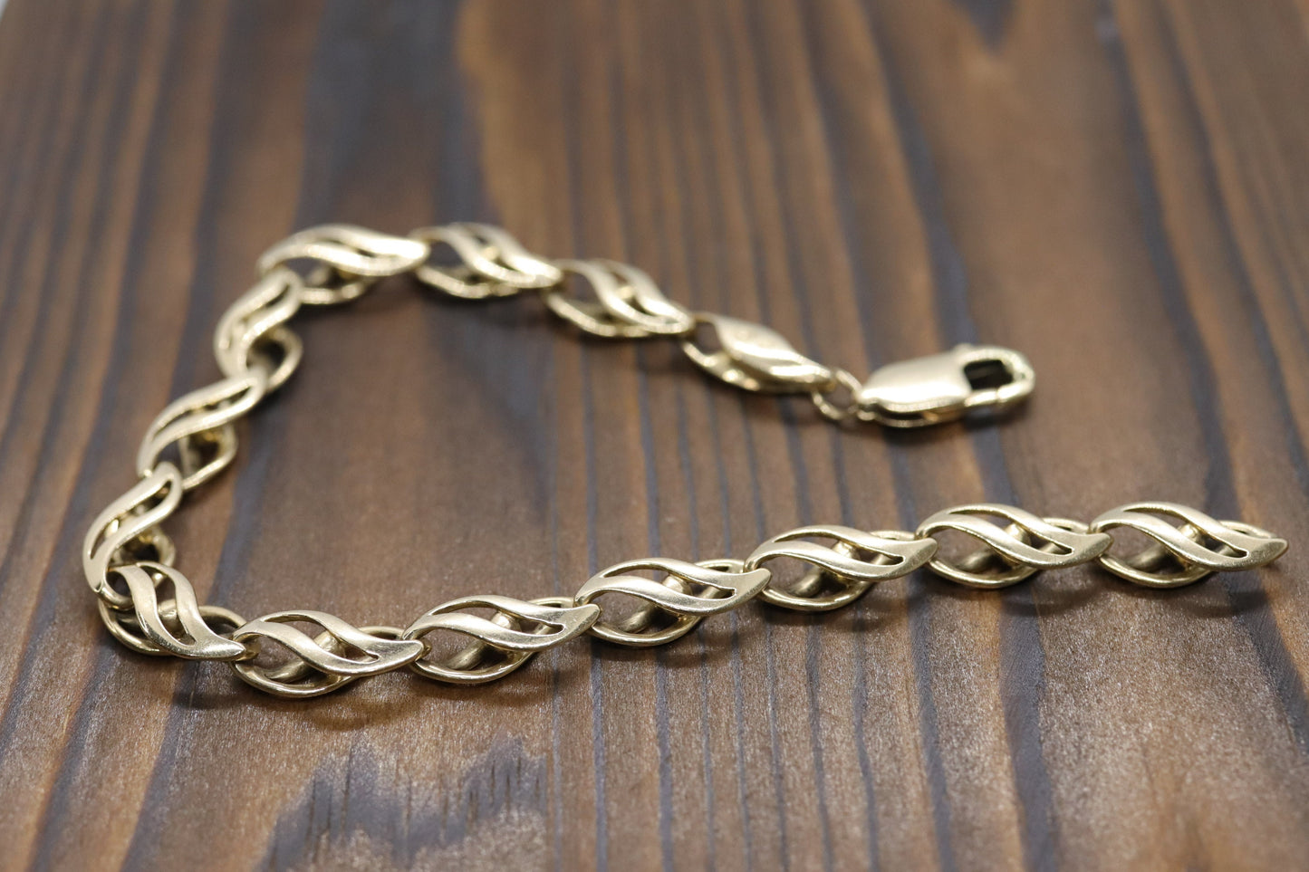 14k Heavy Specialty Link Bracelet. 14k Yellow Gold Bracelet. 16g with 8in length