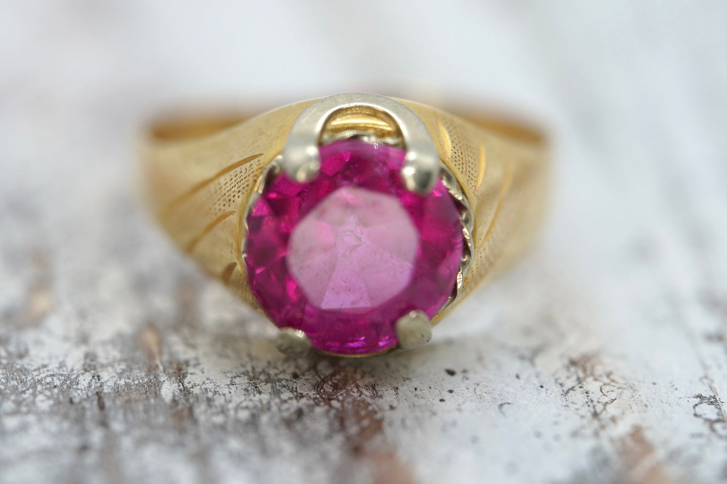 18k Round Pink Sapphire Solitaire ring. UnoAerre 18k yellow gold Sapphire ring.