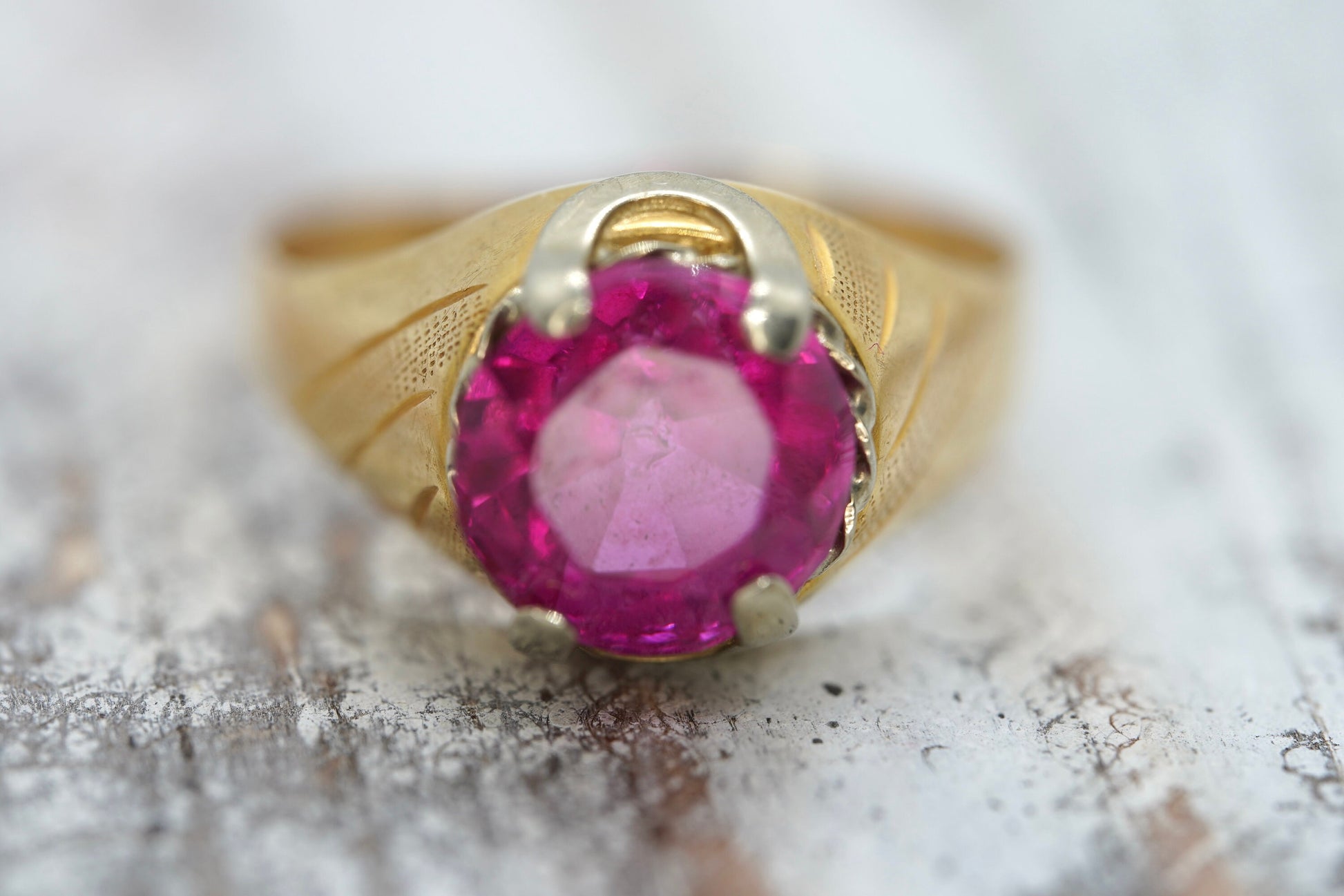 18k Round Pink Sapphire Solitaire ring. UnoAerre 18k yellow gold Sapphire ring.