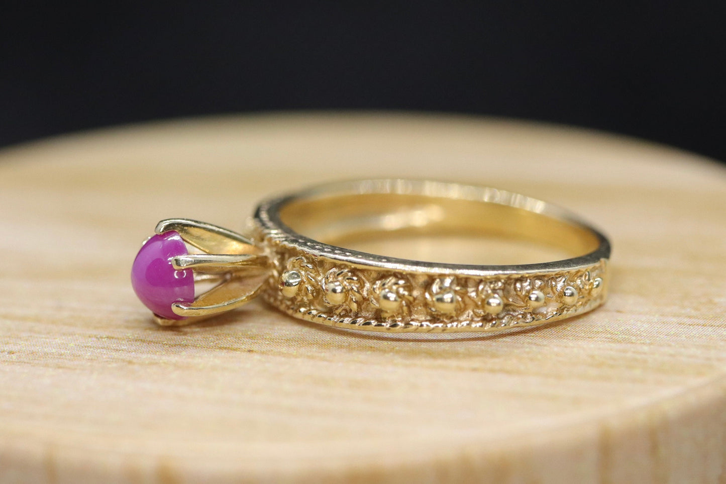 Linde RED PINK STAR Ruby Solitaire ring. 10k Yellow gold.