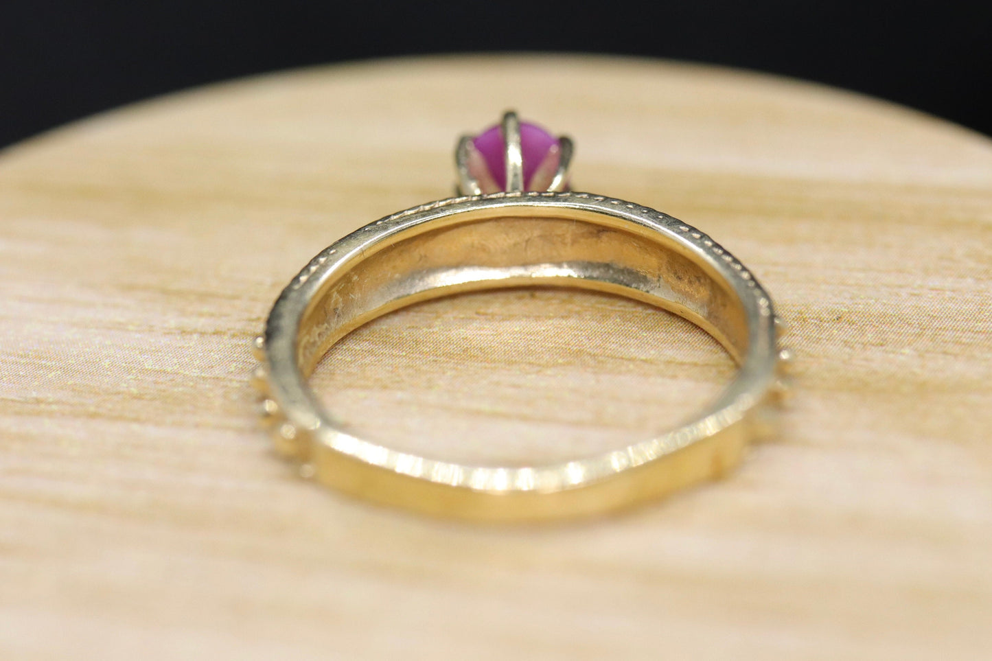 Linde RED PINK STAR Ruby Solitaire ring. 10k Yellow gold.