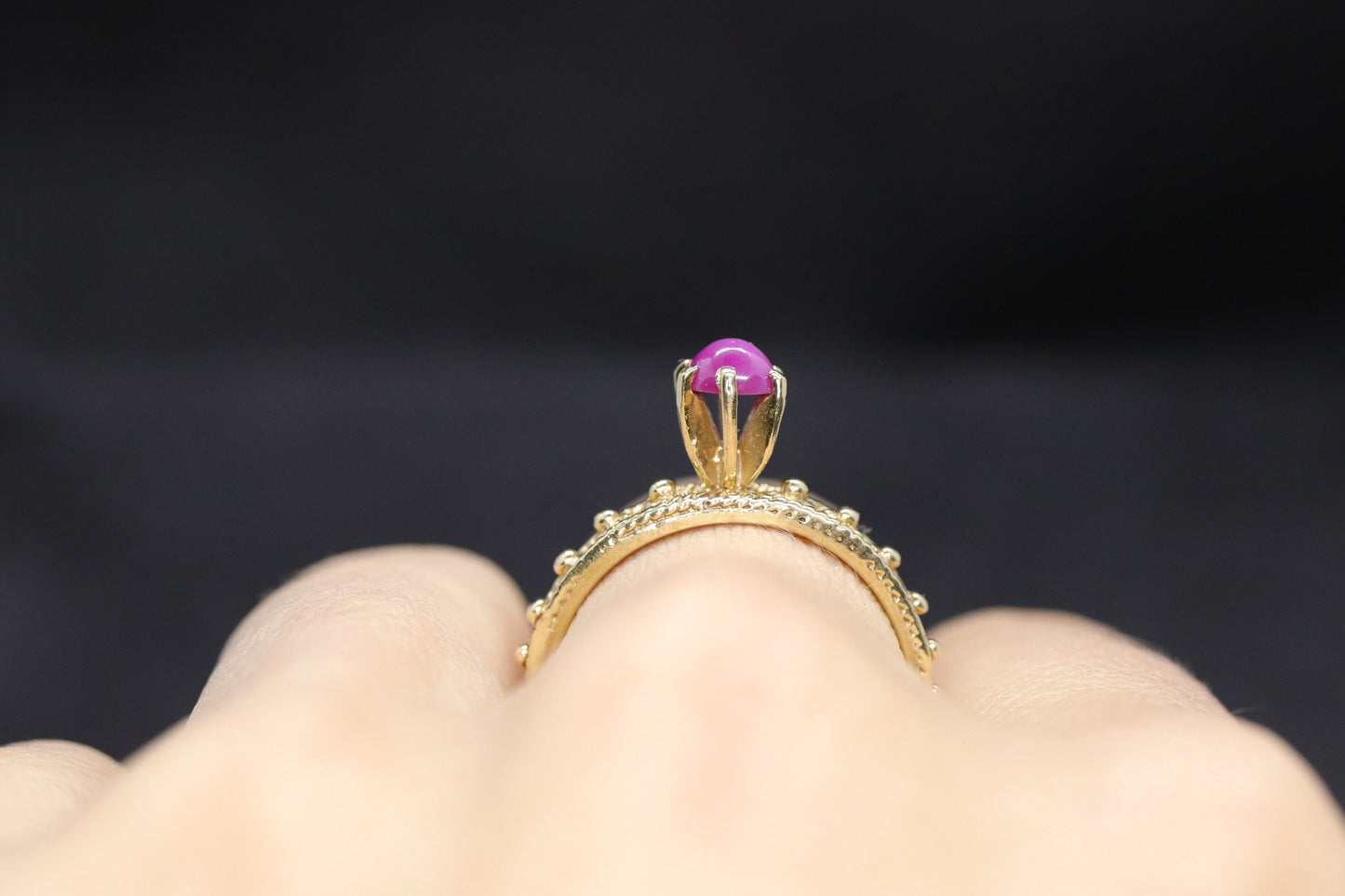 Linde RED PINK STAR Ruby Solitaire ring. 10k Yellow gold.