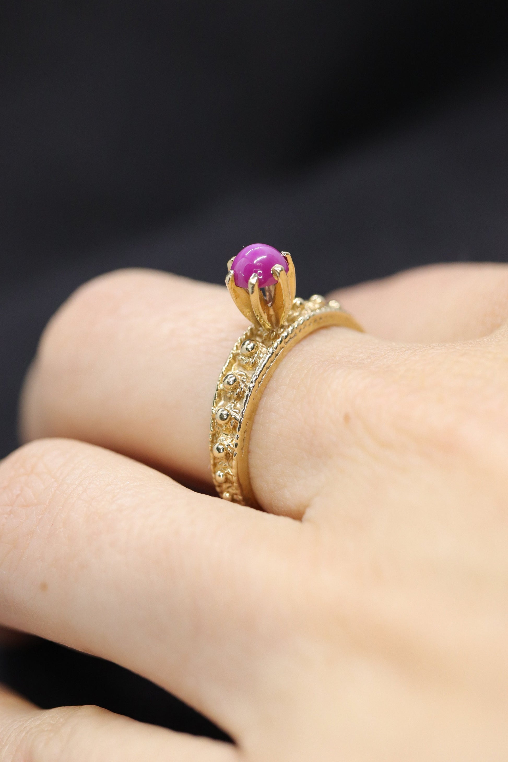 Linde RED PINK STAR Ruby Solitaire ring. 10k Yellow gold.