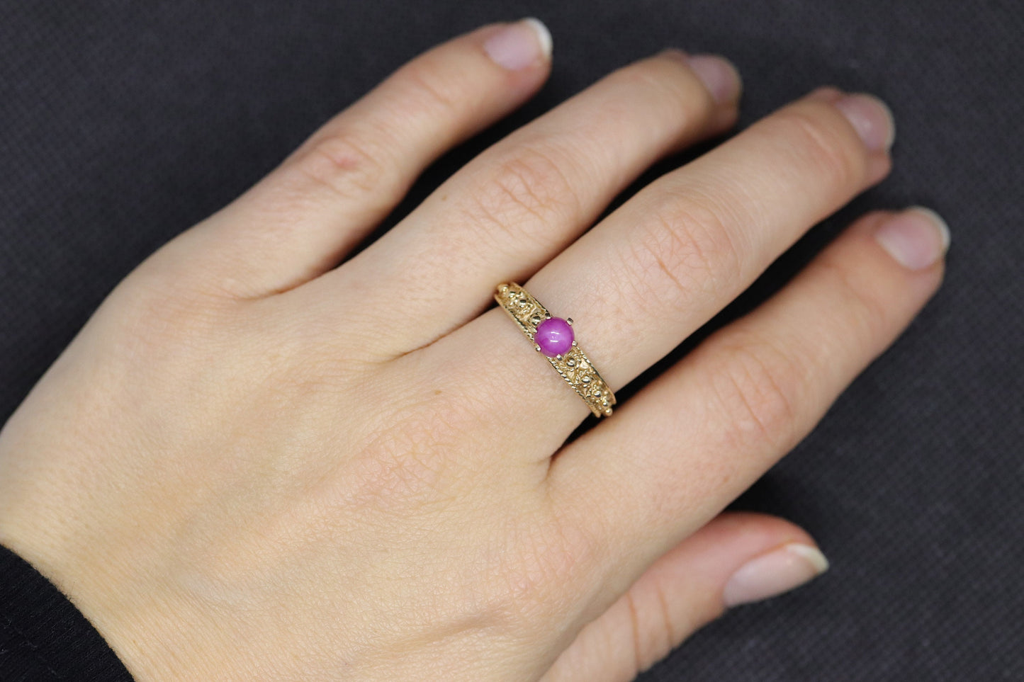 Linde RED PINK STAR Ruby Solitaire ring. 10k Yellow gold.