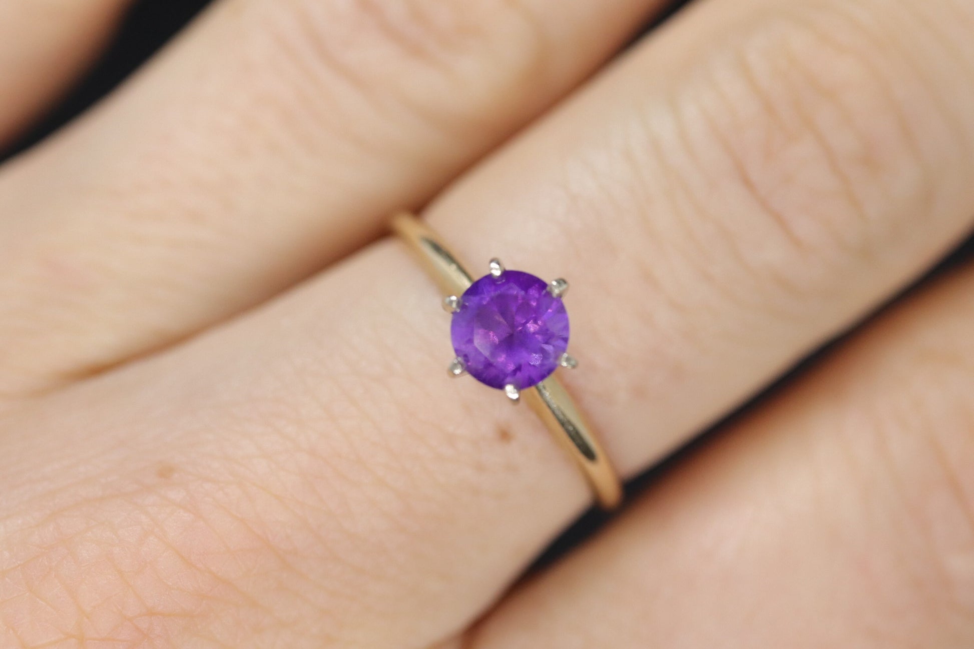 Amethyst 14k Gold solitaire ring. Vintage Estate Ring. Prong set Amethyst Ring.