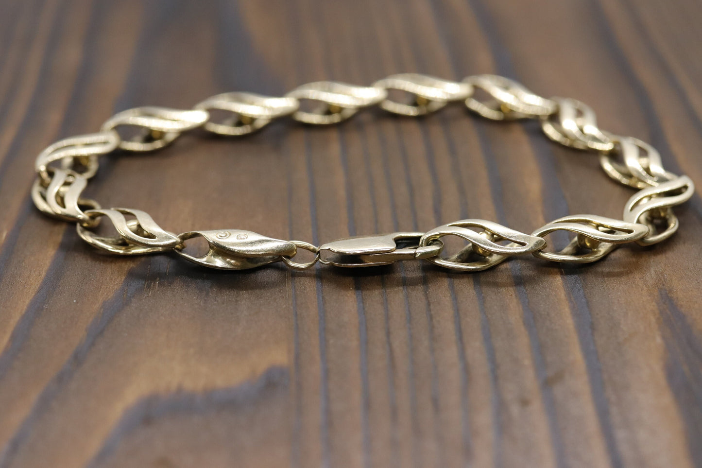 14k Heavy Specialty Link Bracelet. 14k Yellow Gold Bracelet. 16g with 8in length