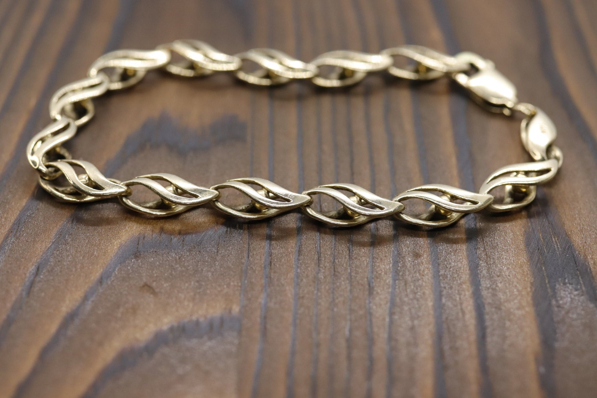 14k Heavy Specialty Link Bracelet. 14k Yellow Gold Bracelet. 16g with 8in length