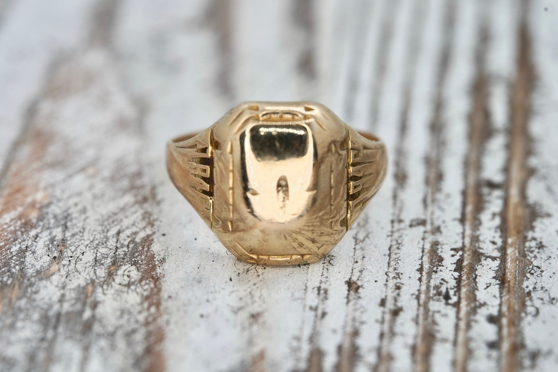 10k 1945 or 1946 Class ring. 10k Yellow Gold Vintage Class Graduation signet ring