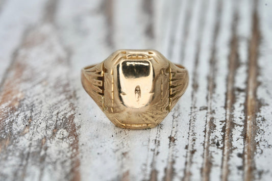 10k 1945 or 1946 Class ring. 10k Yellow Gold Vintage Class Graduation signet ring