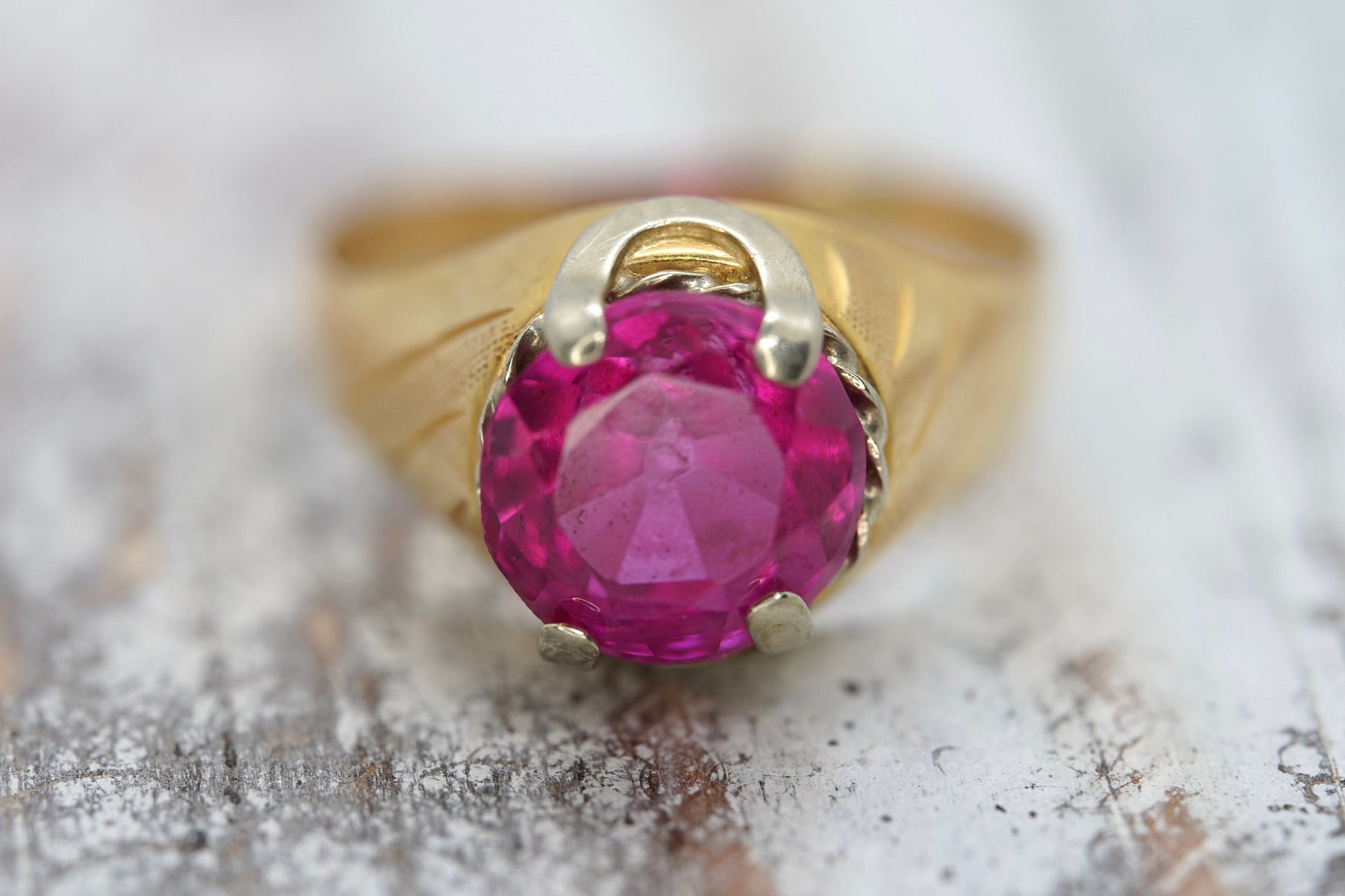 18k Round Pink Sapphire Solitaire ring. UnoAerre 18k yellow gold Sapphire ring.