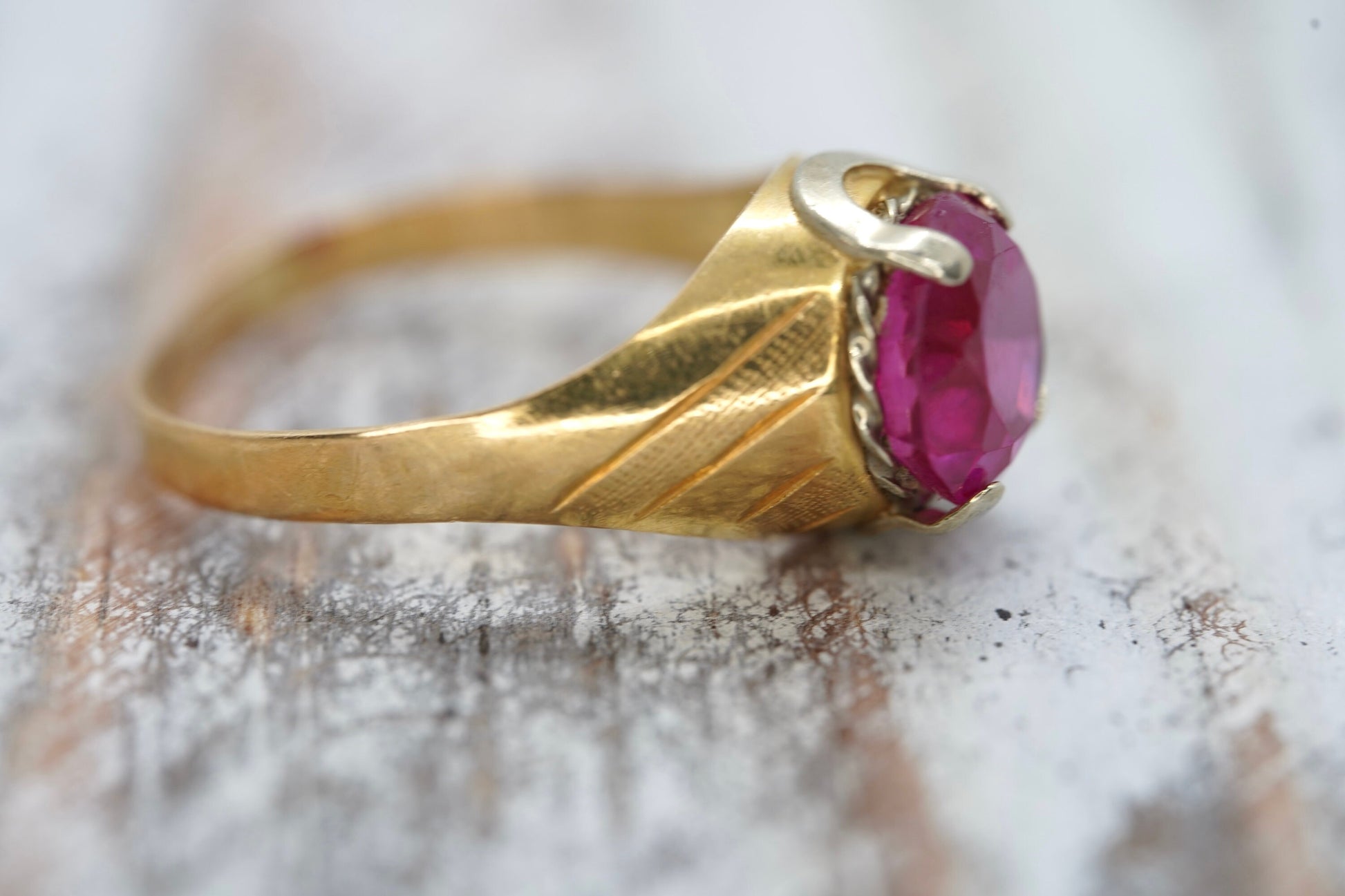 18k Round Pink Sapphire Solitaire ring. UnoAerre 18k yellow gold Sapphire ring.