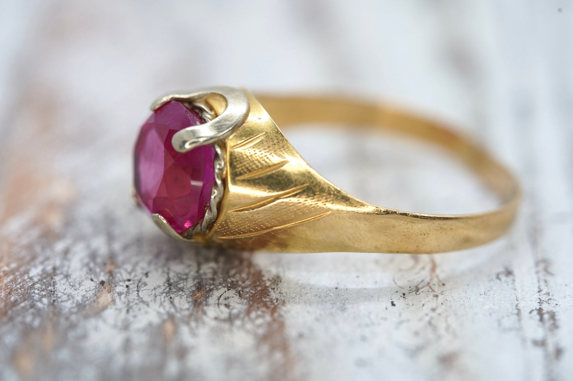 18k Round Pink Sapphire Solitaire ring. UnoAerre 18k yellow gold Sapphire ring.