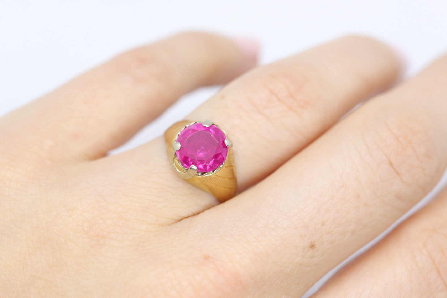 18k Round Pink Sapphire Solitaire ring. UnoAerre 18k yellow gold Sapphire ring.