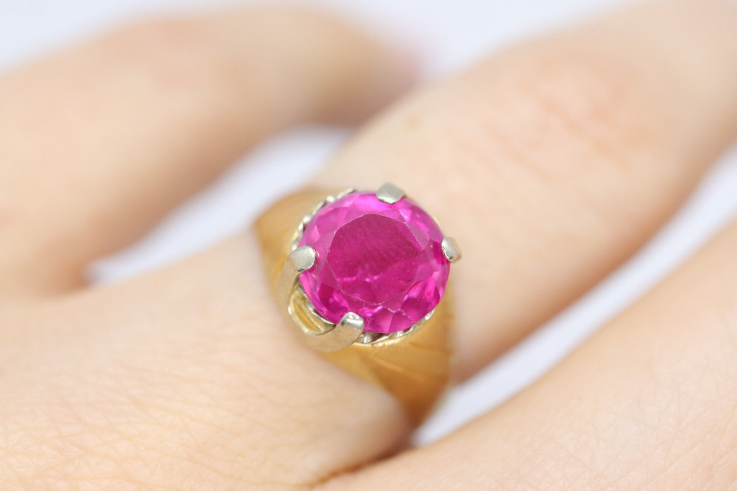 18k Round Pink Sapphire Solitaire ring. UnoAerre 18k yellow gold Sapphire ring.