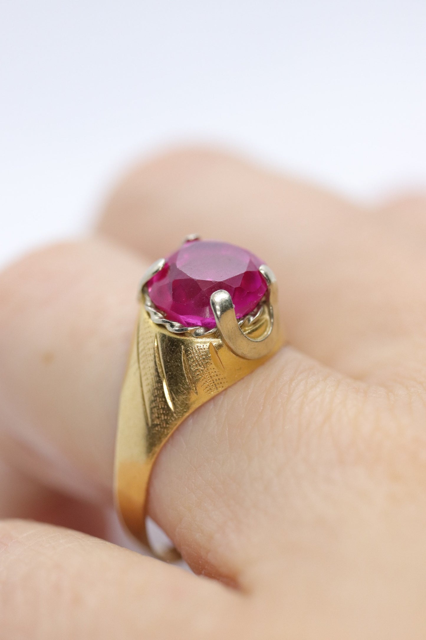 18k Round Pink Sapphire Solitaire ring. UnoAerre 18k yellow gold Sapphire ring.