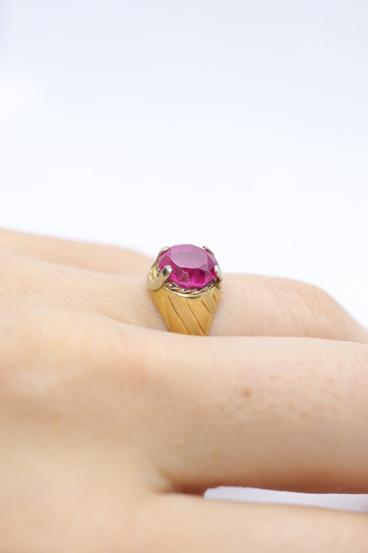 18k Round Pink Sapphire Solitaire ring. UnoAerre 18k yellow gold Sapphire ring.