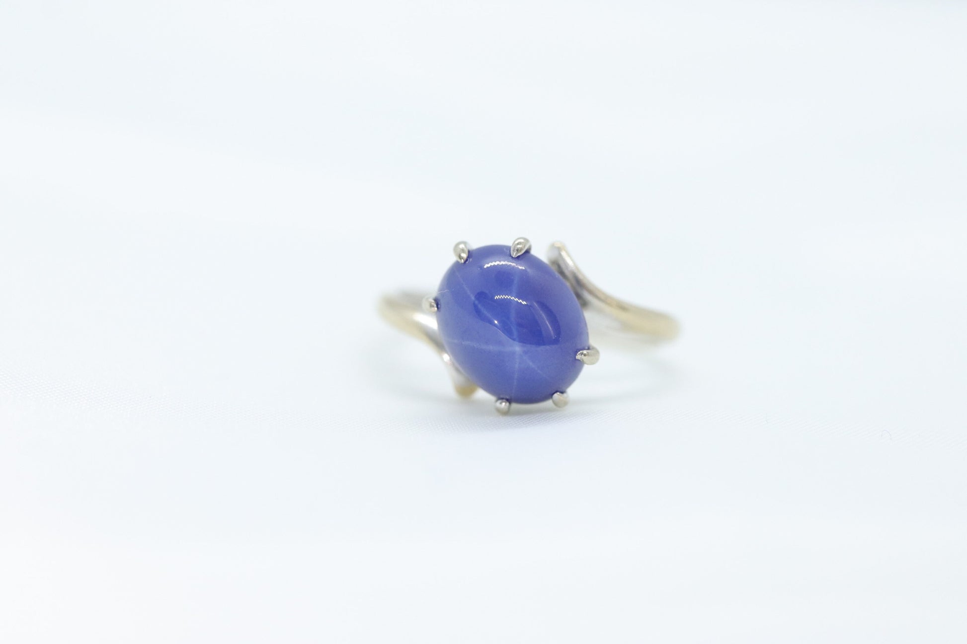 14k Blue Star Sapphire Oval Cabochon ring. Victorian Bypass Claw prong set sapphire ring.