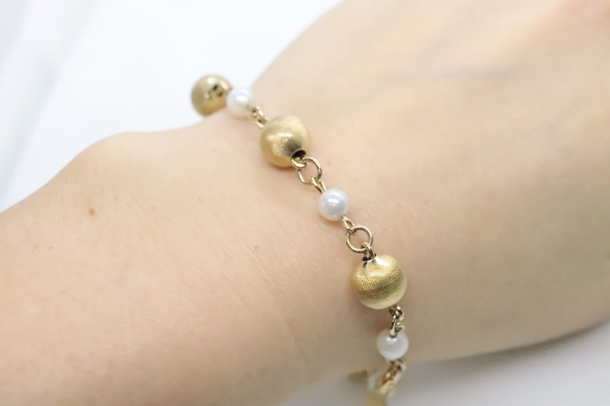 Gold Filled Sphere and Pearl Bracelet. 12k 1/20 Gold Filled Sphere ball bracelet