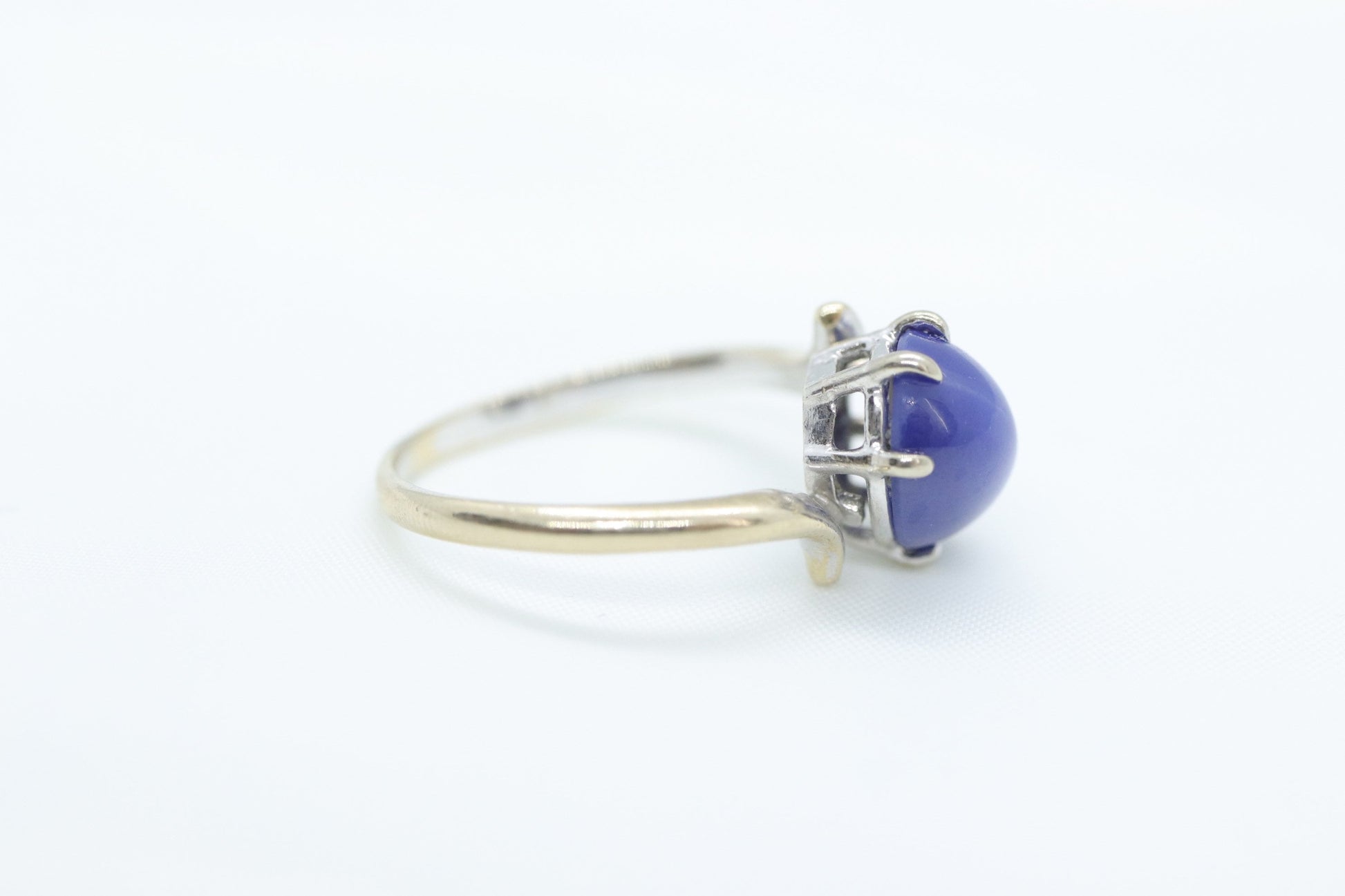 14k Blue Star Sapphire Oval Cabochon ring. Victorian Bypass Claw prong set sapphire ring.