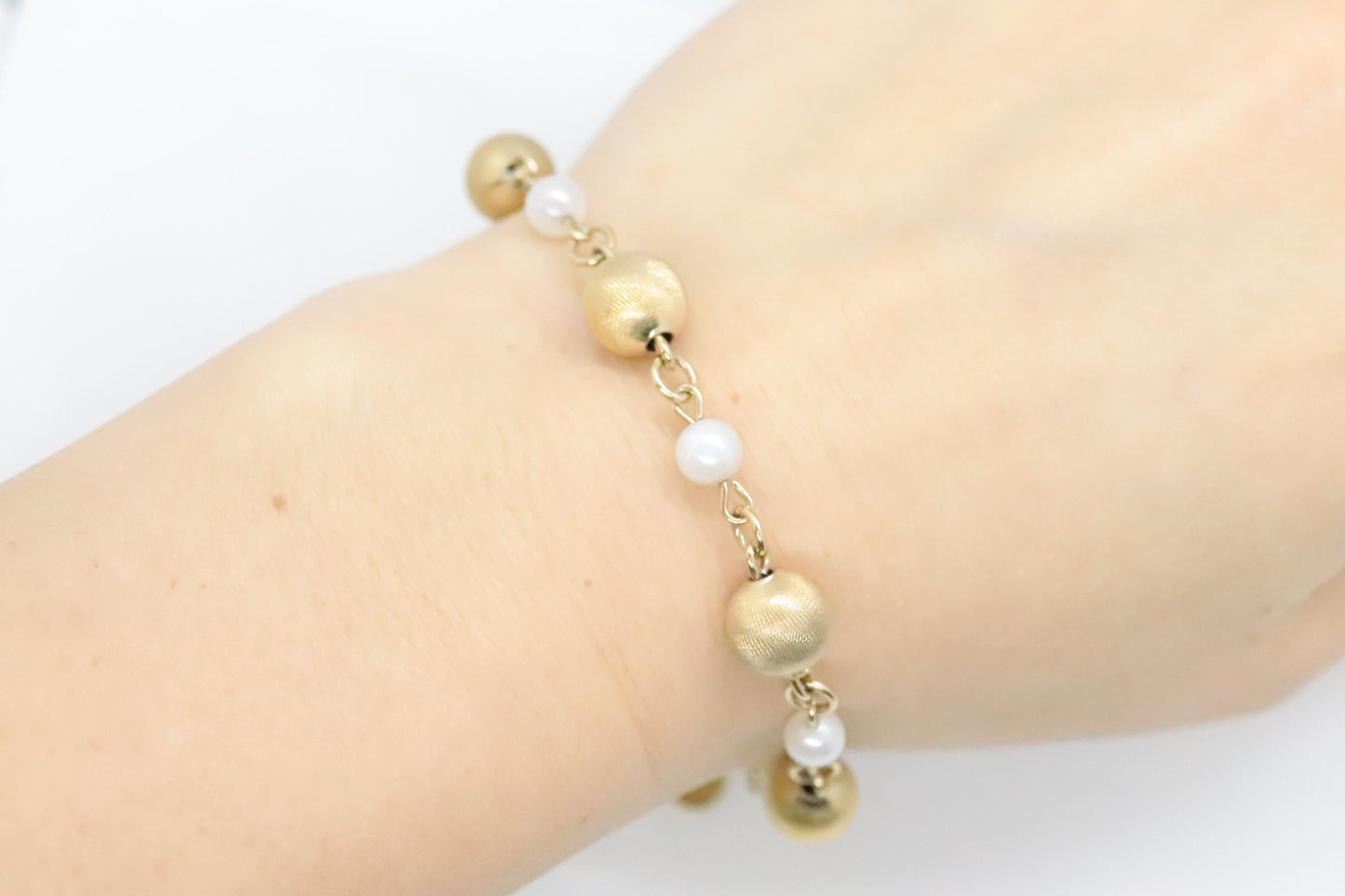 Gold Filled Sphere and Pearl Bracelet. 12k 1/20 Gold Filled Sphere ball bracelet