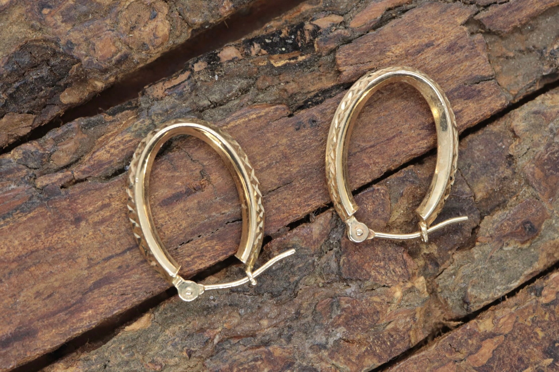 Vintage 14k yellow Gold Puffed Hollow Earrings. Jacmel Hoop engraved earrings. st25/30