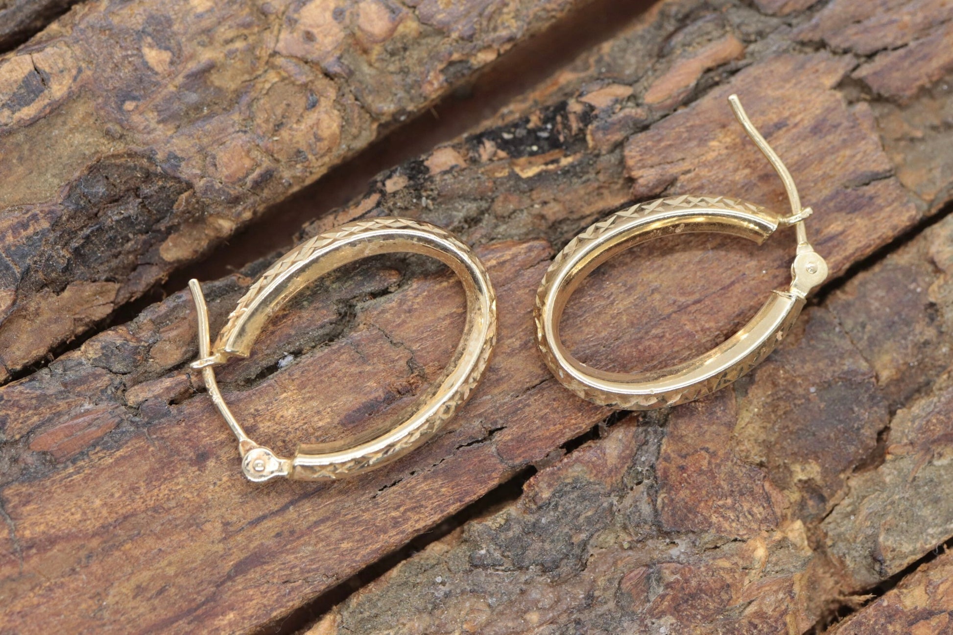 Vintage 14k yellow Gold Puffed Hollow Earrings. Jacmel Hoop engraved earrings. st25/30