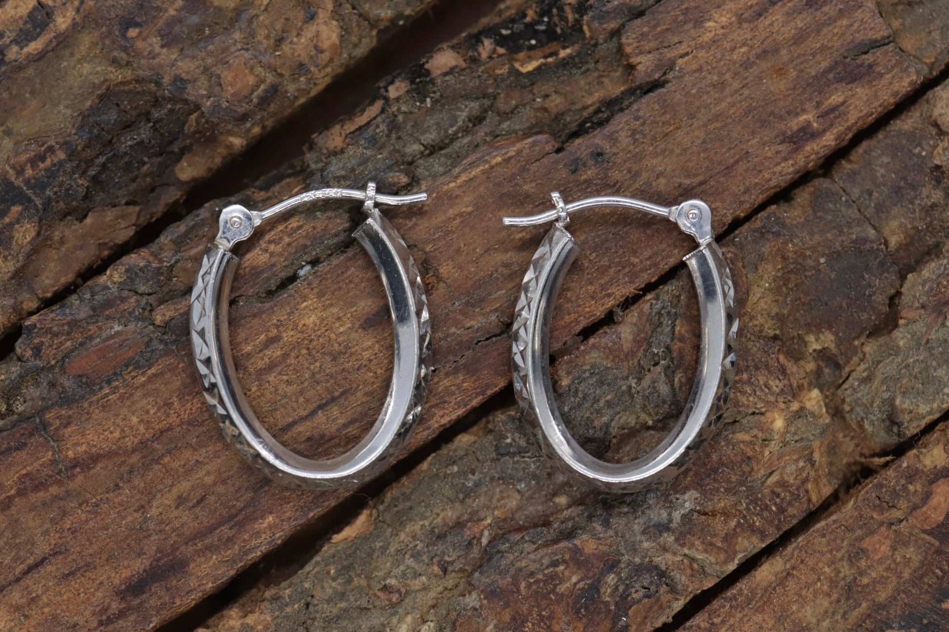 Vintage 14k White Gold Puffed Hollow Earrings. Jacmel Hoop engraved earrings. st33/35