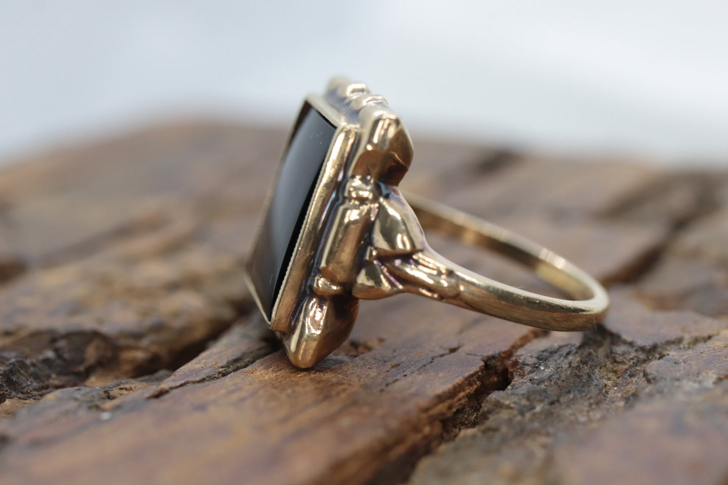 10k ONYX ring. Modern and Slim Picture Frame Rectangle Onyx signet ring. Sz 6.25 stock(149/50)