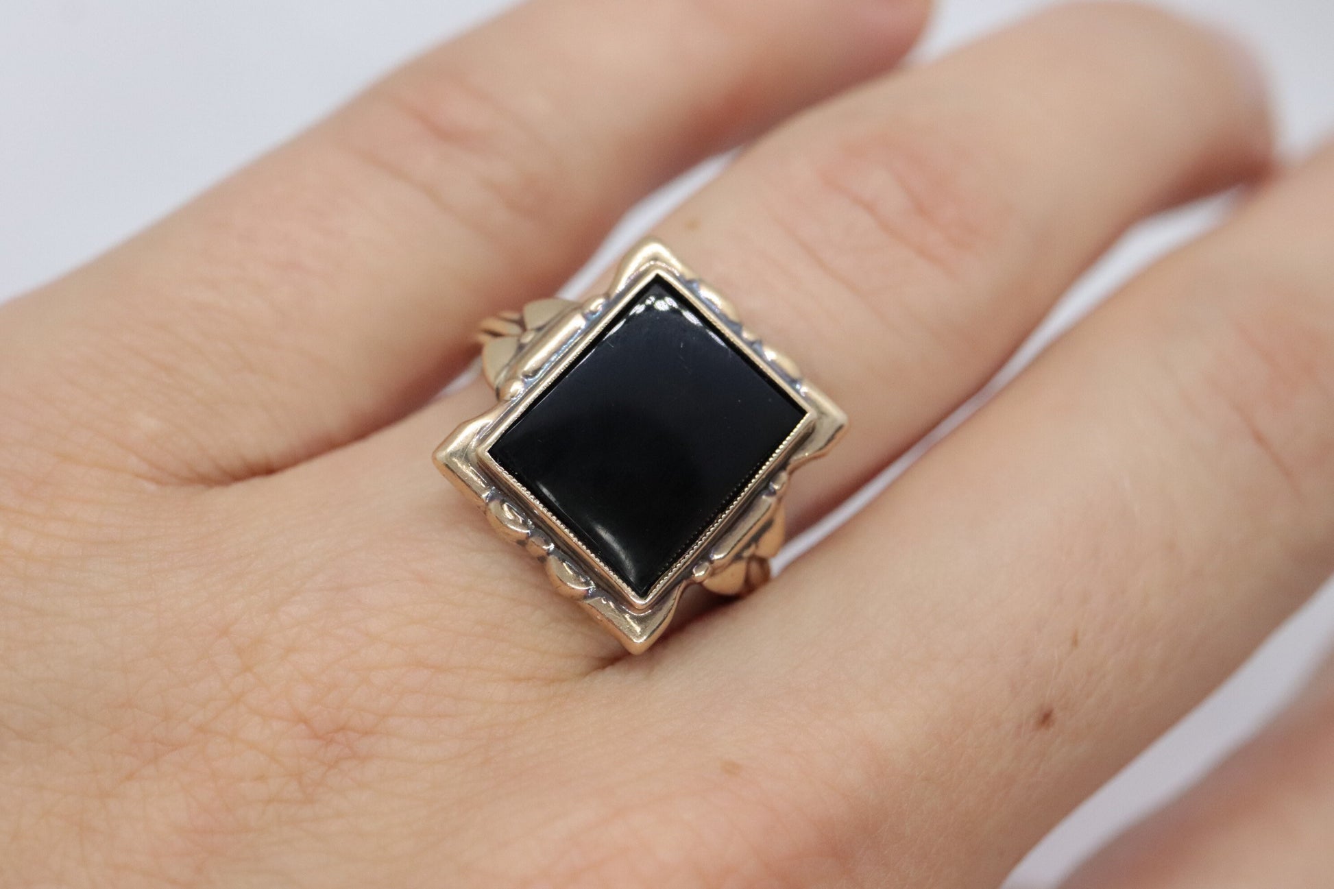 10k ONYX ring. Modern and Slim Picture Frame Rectangle Onyx signet ring. Sz 6.25 stock(149/50)