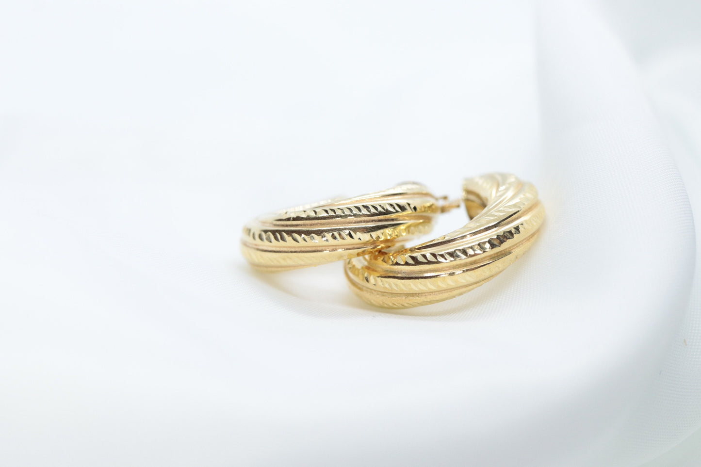 14k Gold Puffed Hollow HOOP Earrings. Textured and Engraved Twisted Design Earrings. st(71/88)