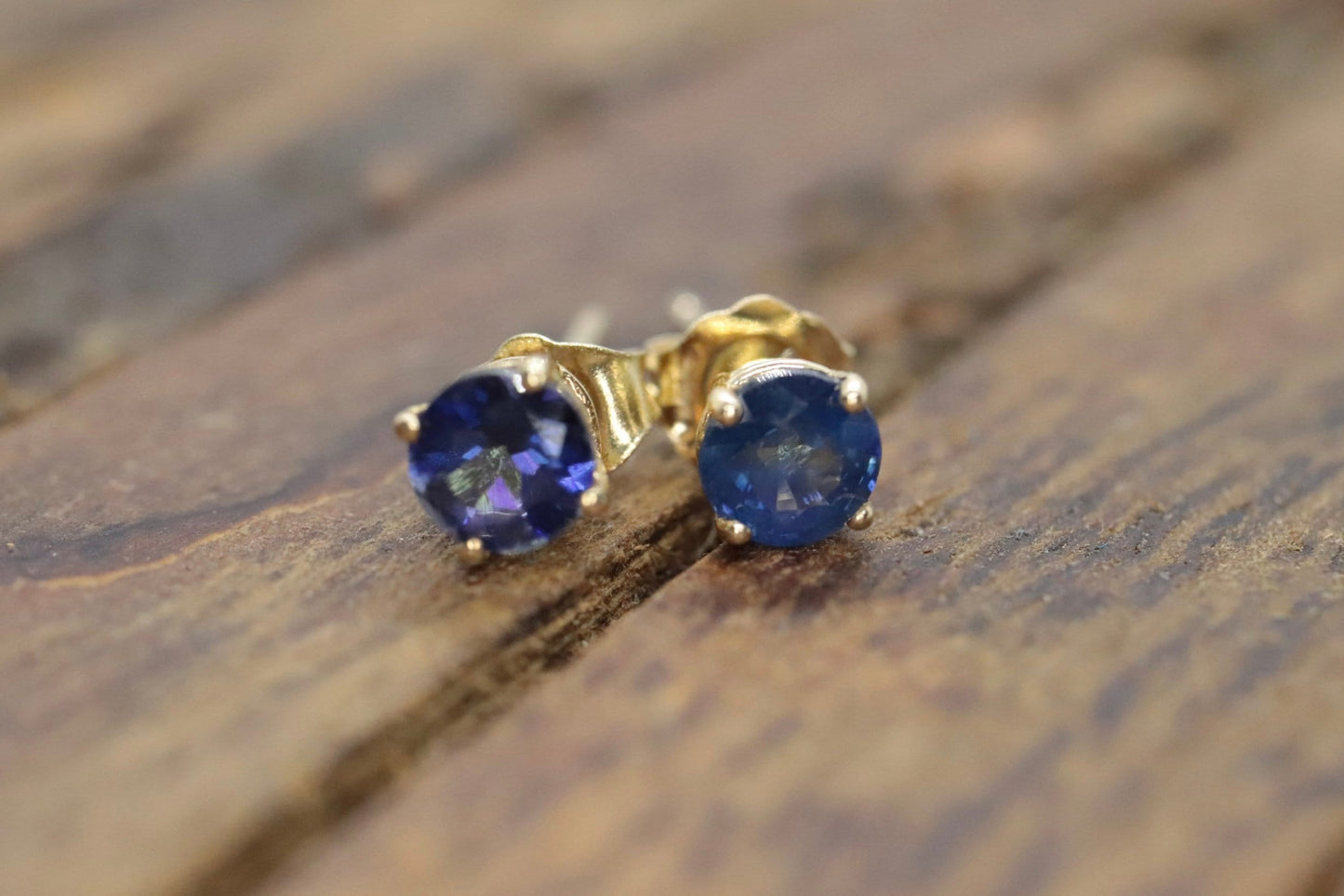 14k Sapphire Stud Earrings. st(23/00)