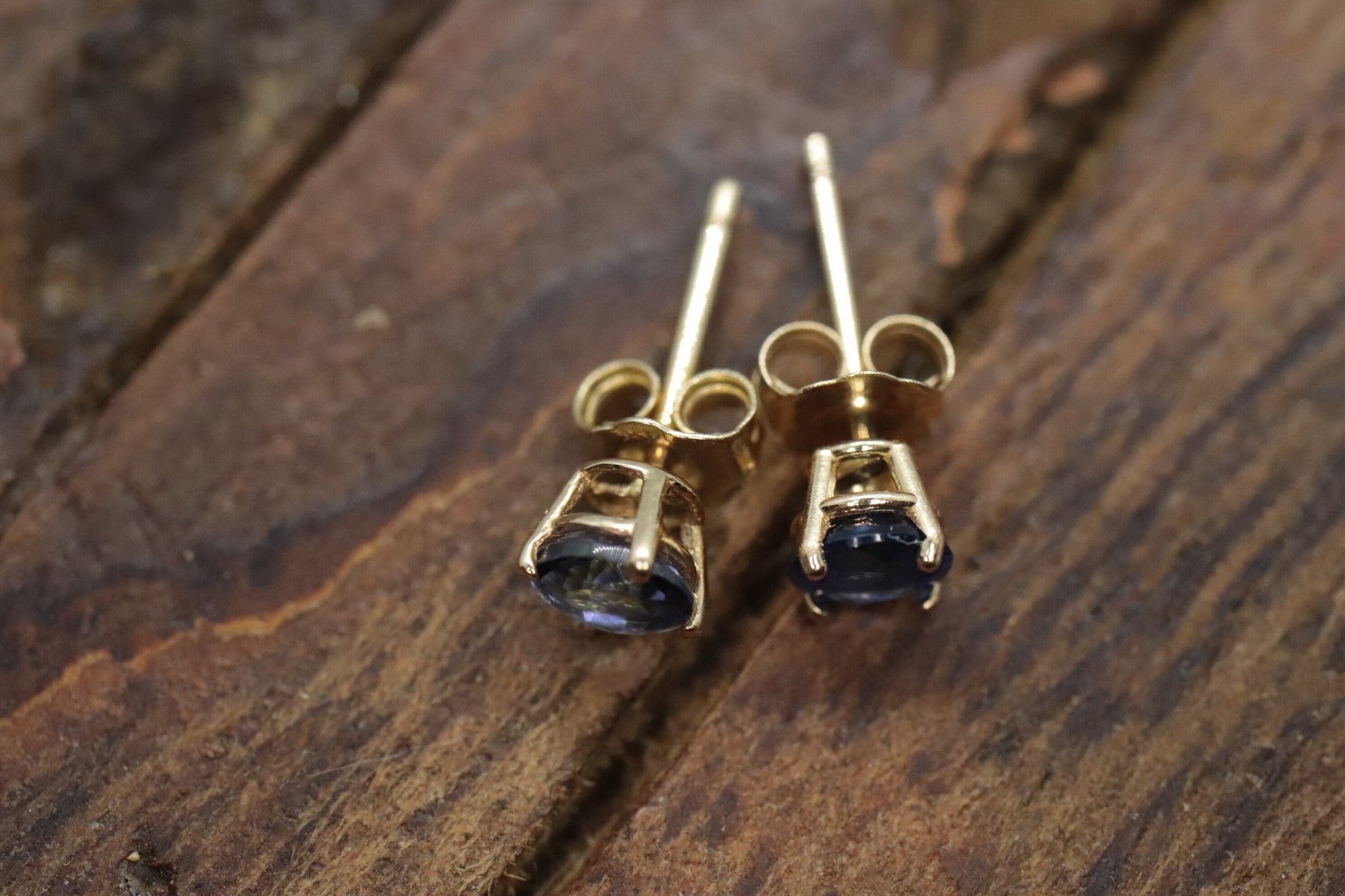 14k Sapphire Stud Earrings. st(23/00)