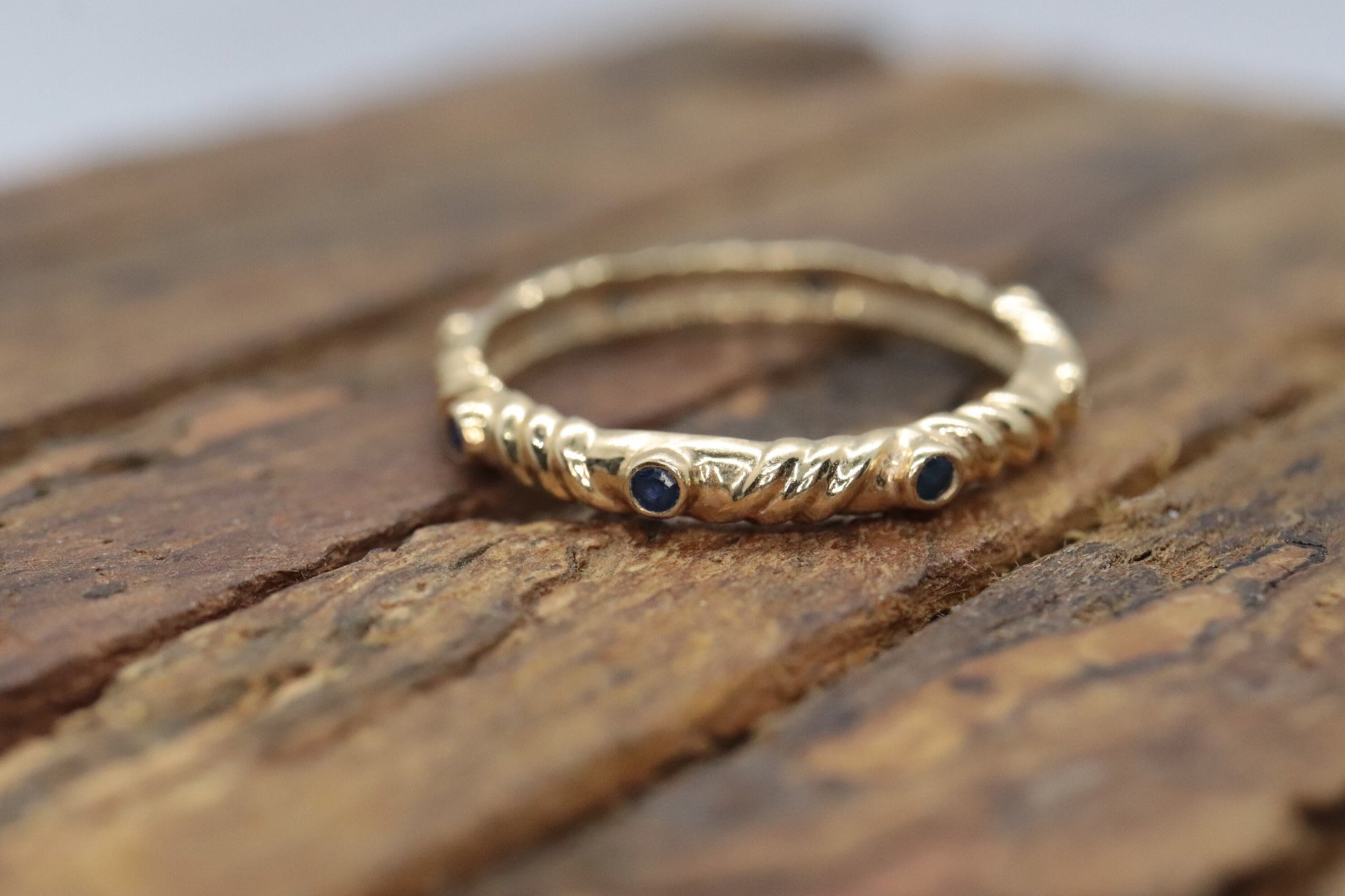 14k Gold BLUE Sapphire Eternity Band. Bezel Set Sapphire Bubble Fun ring. st(86/25)