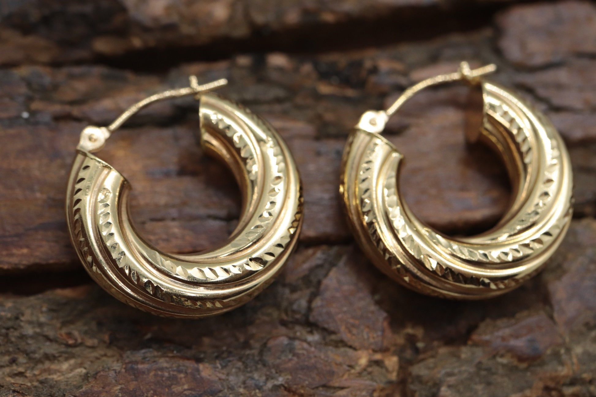 14k Gold Puffed Hollow HOOP Earrings. Textured and Engraved Twisted Design Earrings. st(71/88)