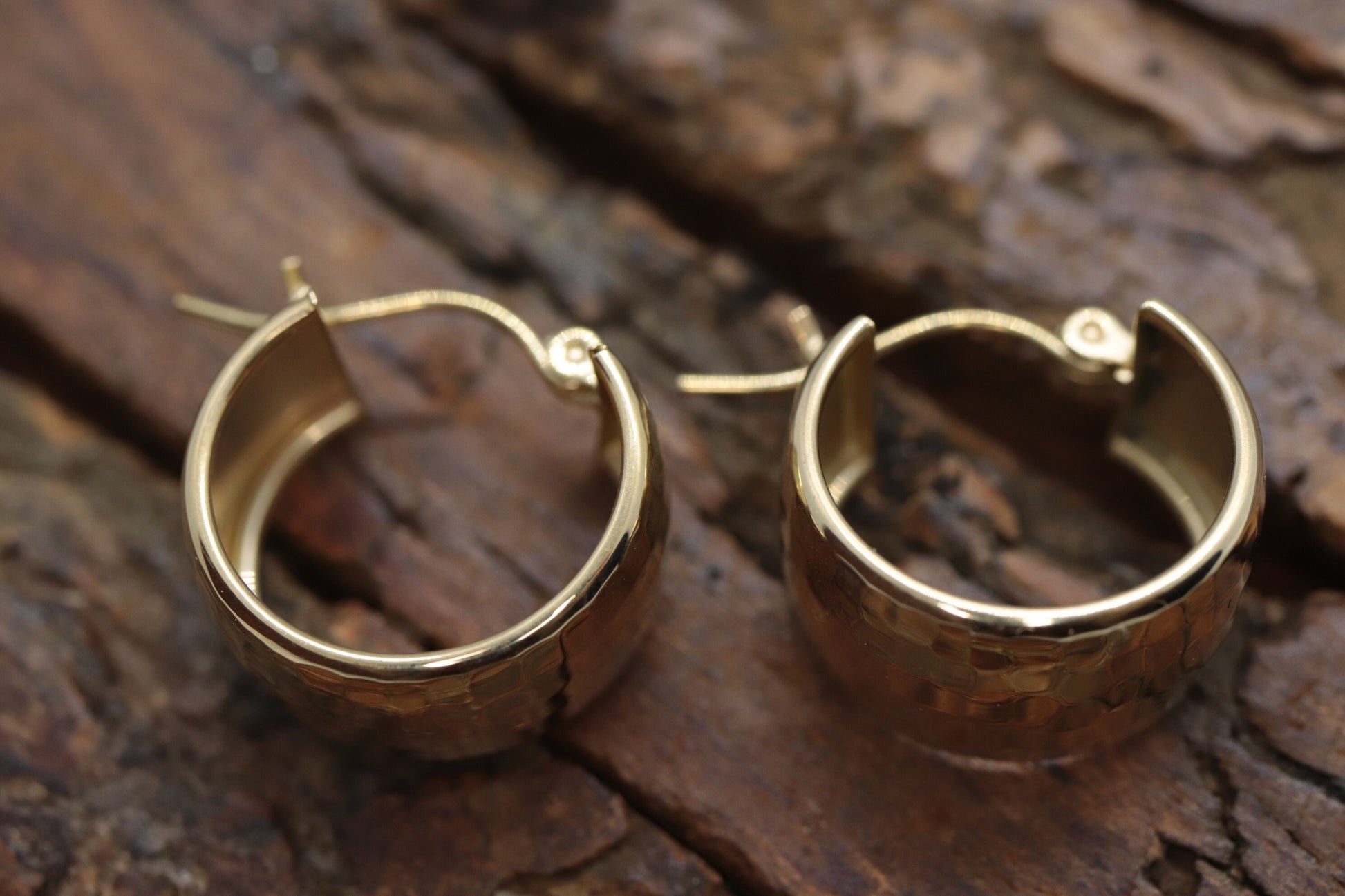 14k Gold Small HOOP Earrings. Hammered Texture Hoop Gloss earrings. st(71/87)