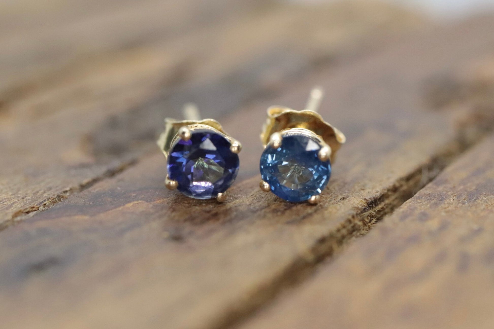 14k Sapphire Stud Earrings. st(23/00)