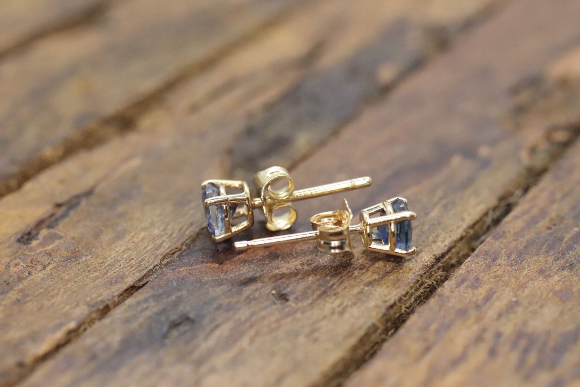 14k Sapphire Stud Earrings. st(23/00)