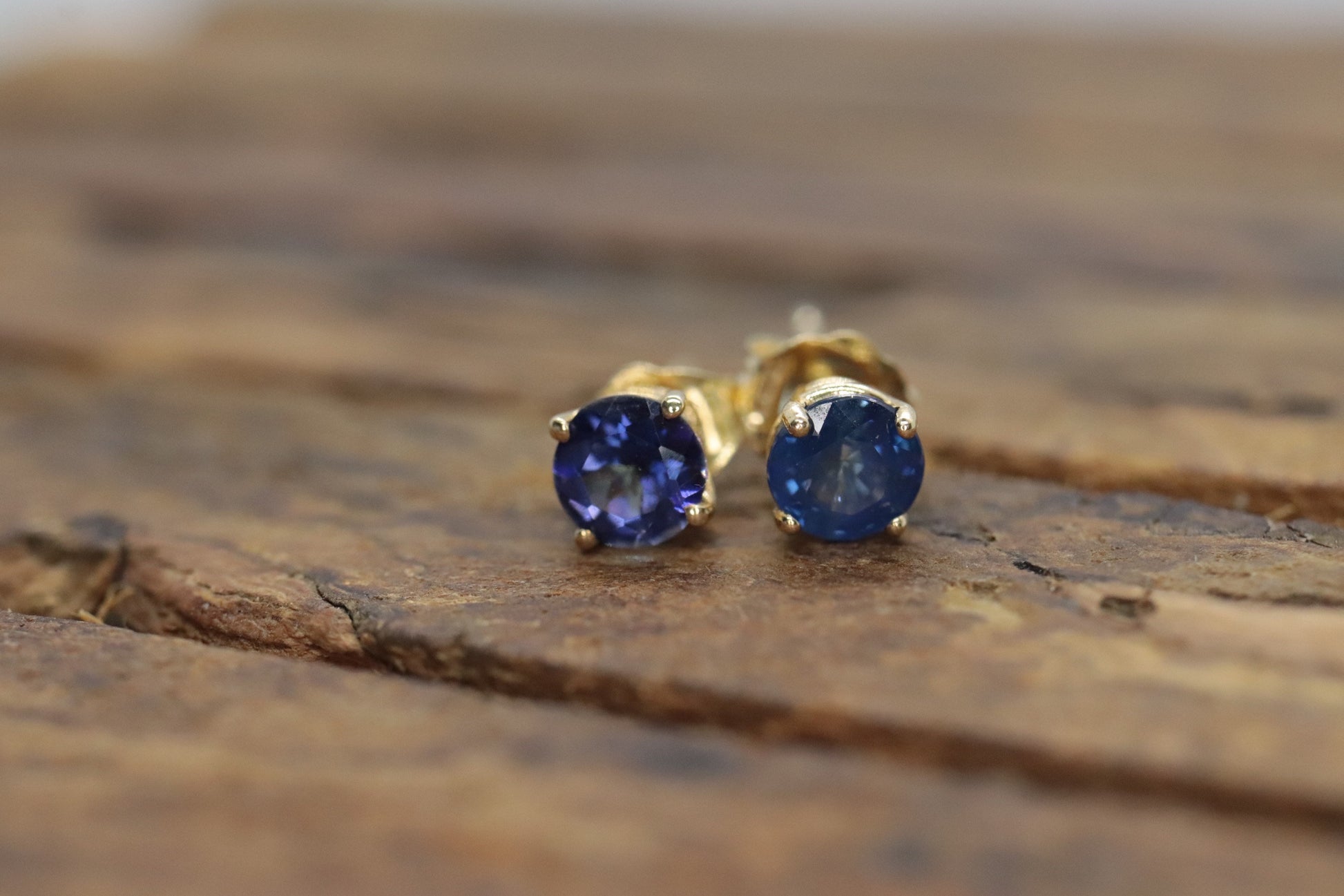 14k Sapphire Stud Earrings. st(23/00)