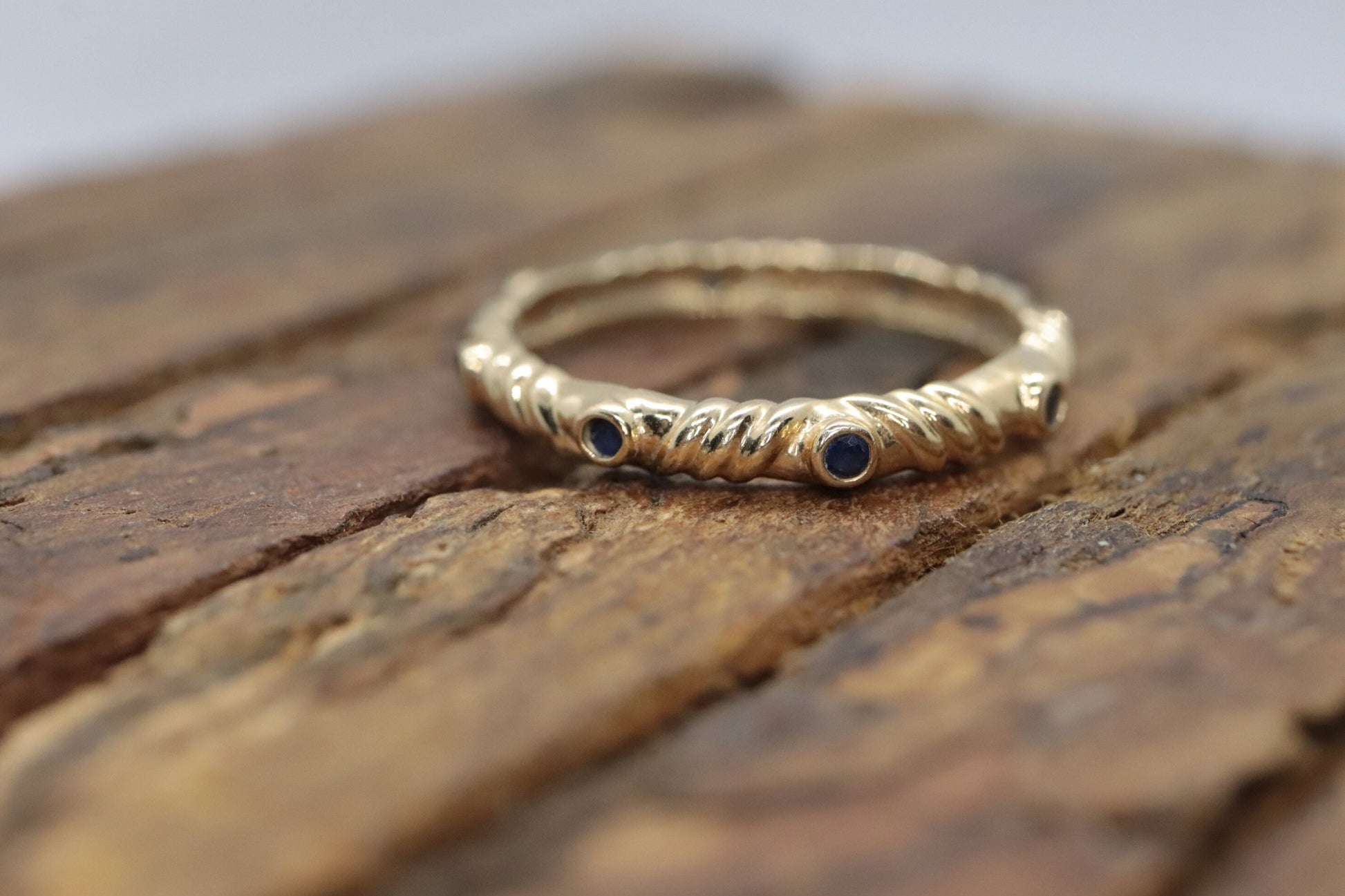 14k Gold BLUE Sapphire Eternity Band. Bezel Set Sapphire Bubble Fun ring. st(86/25)