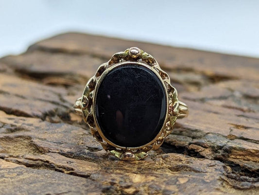 Oval Onyx ring. 10k ornate gold frame onyx ring. Mourning ring. St(103/50)