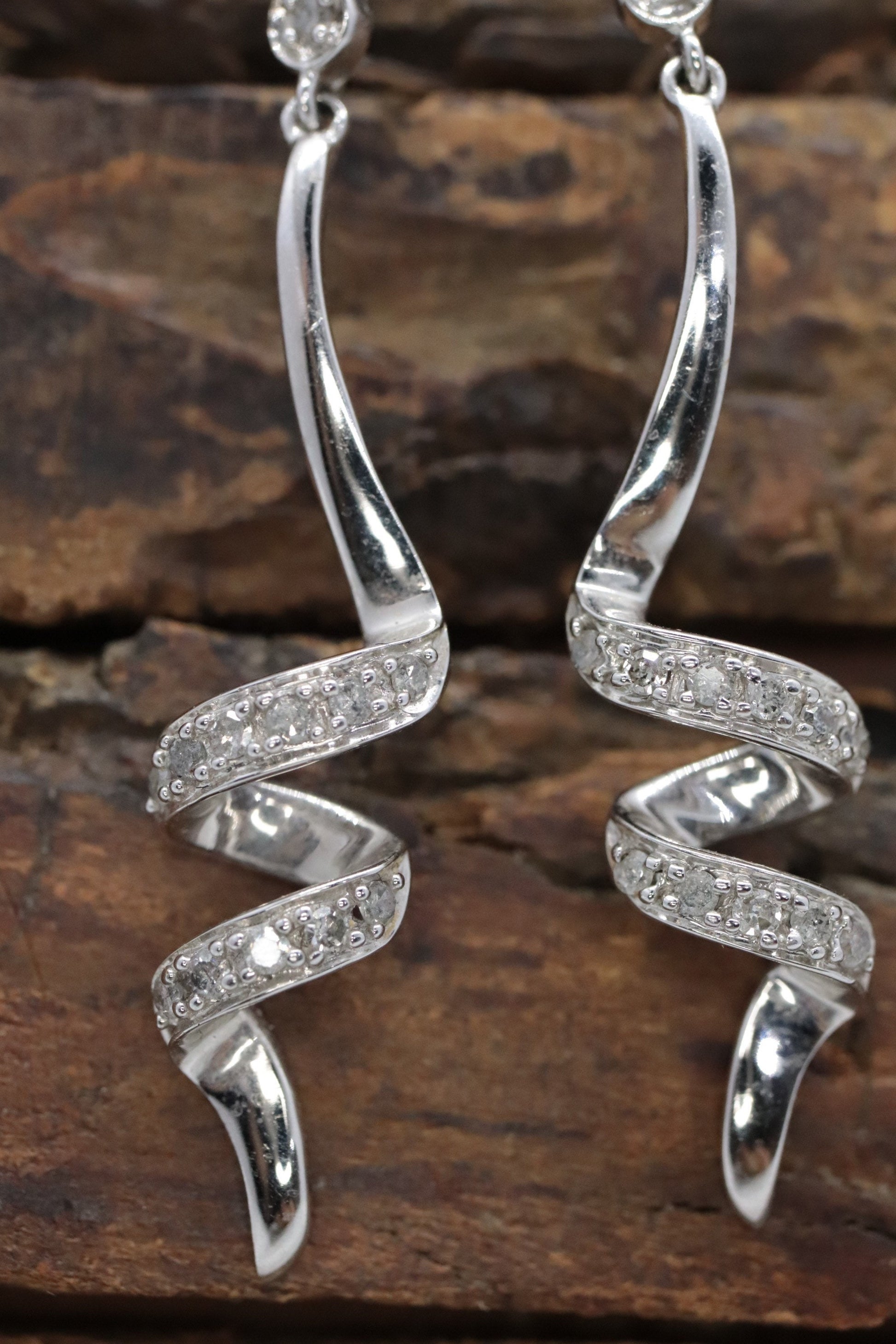 10k Diamond Earrings. Diamond Swirl Drop Dangle Earrings. 10k white gold. st(92/11)