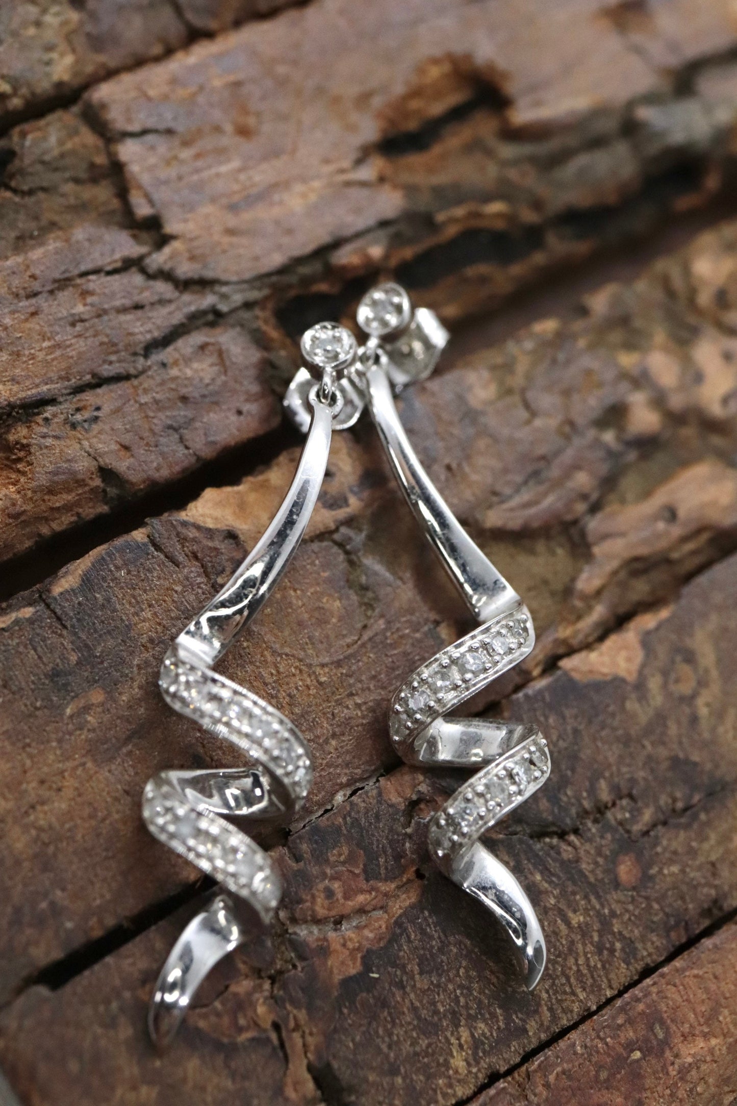 10k Diamond Earrings. Diamond Swirl Drop Dangle Earrings. 10k white gold. st(92/11)