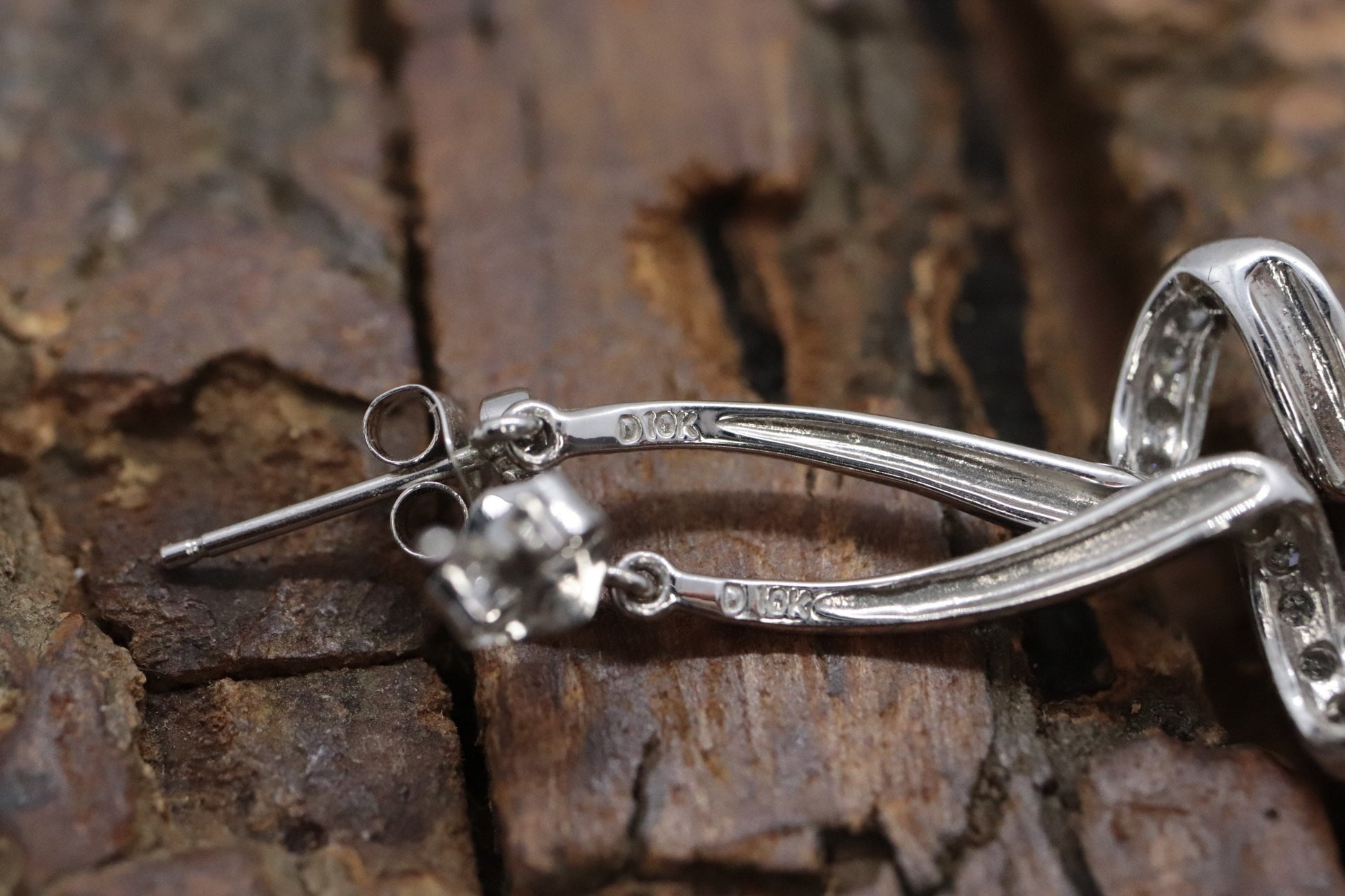 10k Diamond Earrings. Diamond Swirl Drop Dangle Earrings. 10k white gold. st(92/11)