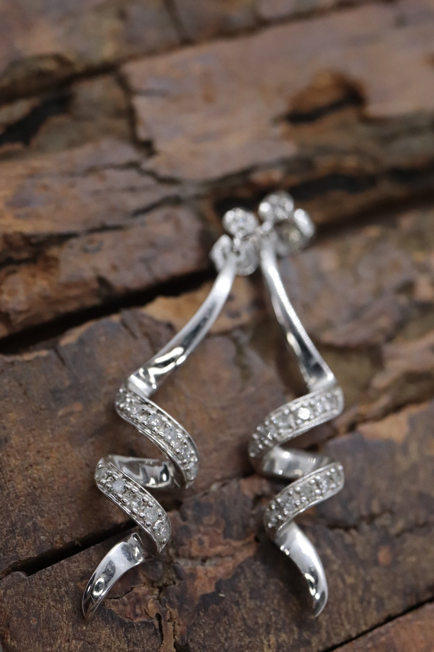 10k Diamond Earrings. Diamond Swirl Drop Dangle Earrings. 10k white gold. st(92/11)