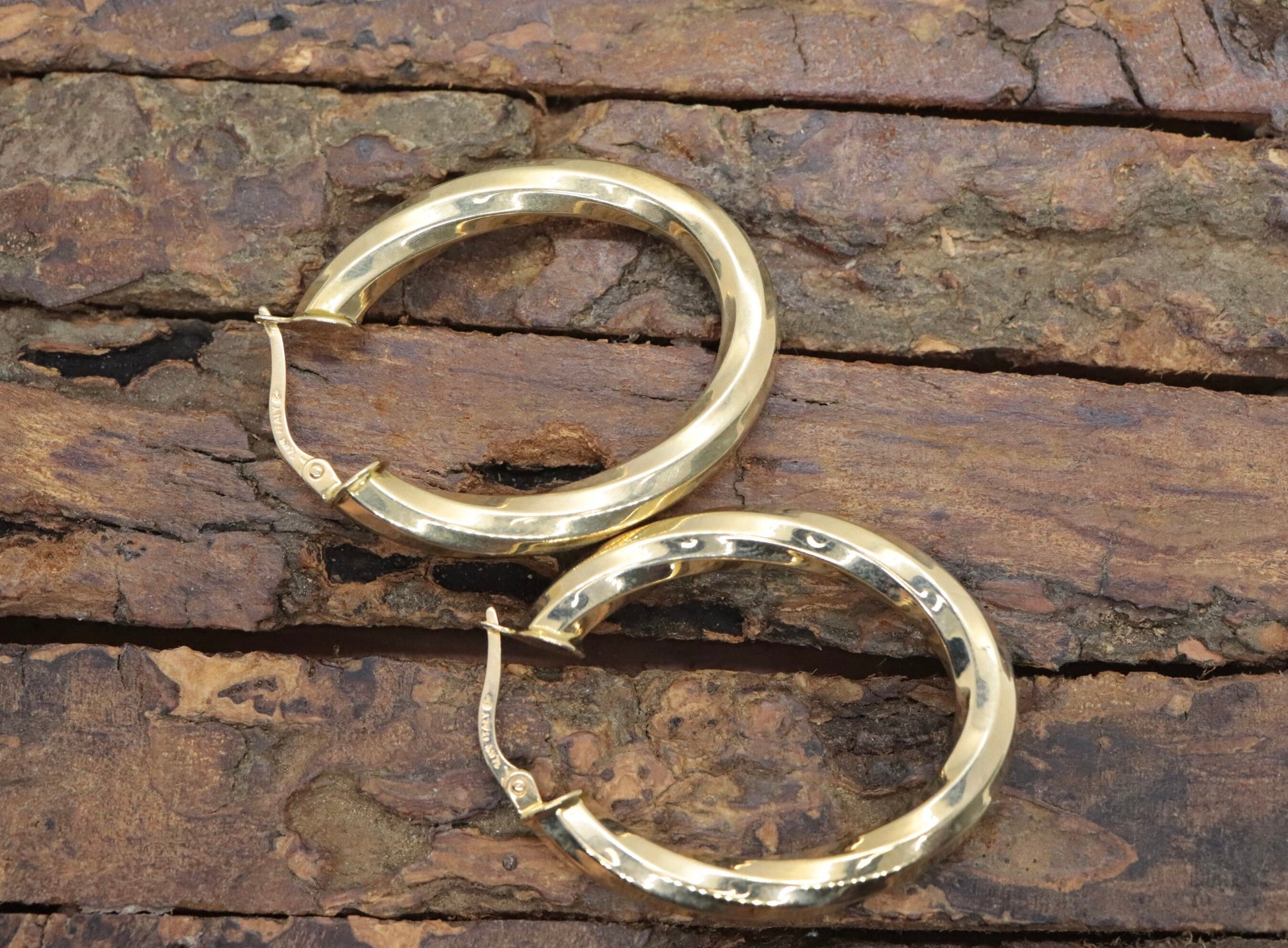 14k Gold Puffed Hollow HOOP Earrings. Large Oval HOOP earrings Twisted design. Wide Hoops. st54/63